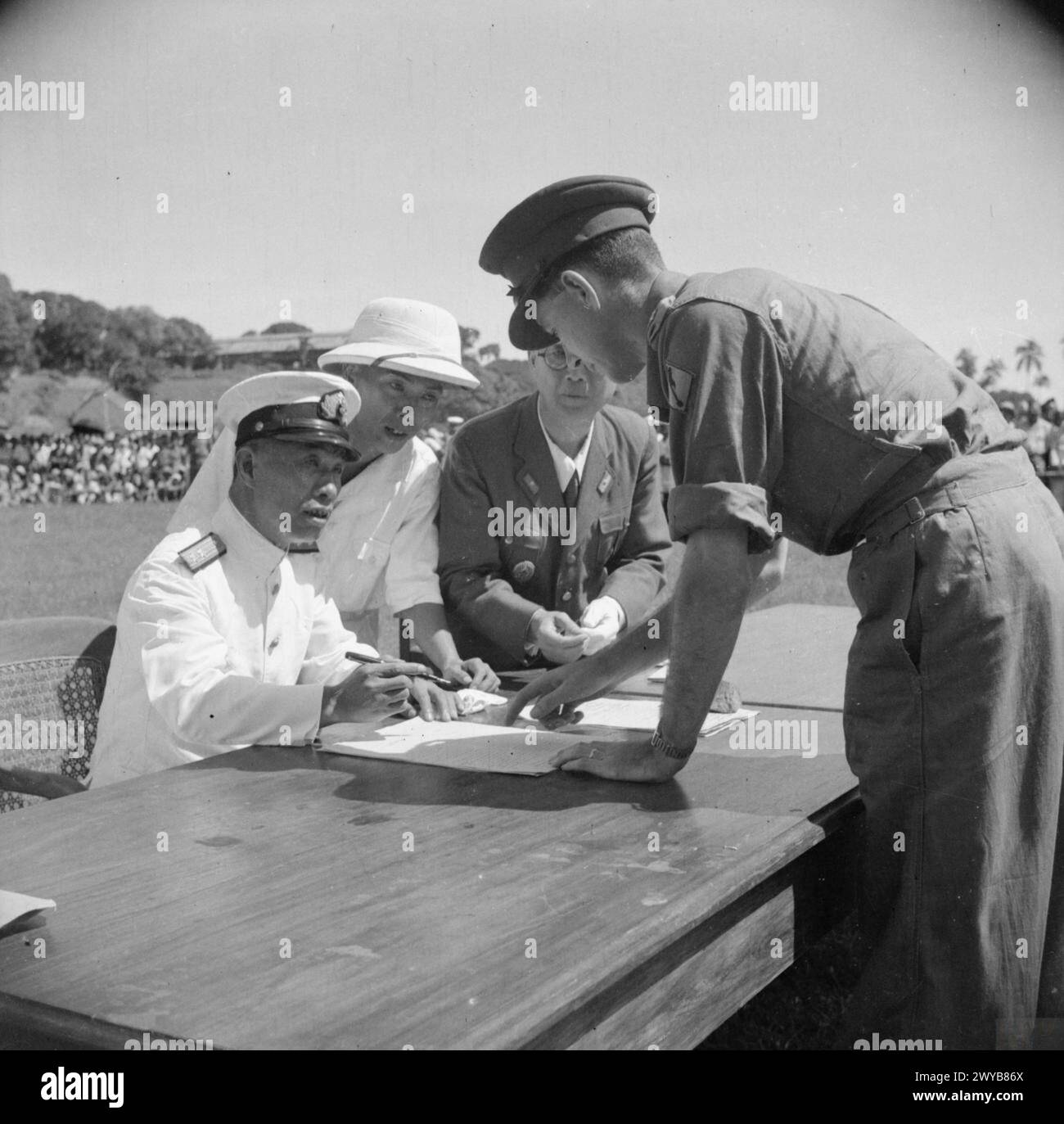 Le vice-amiral Tiezo Hara signe le document de reddition des forces japonaises dans les îles Andaman lors d'une cérémonie de 10 heures sur le terrain de sport Gymkhana, Port Blair, lors de la réoccupation alliée en 1945. Banque D'Images