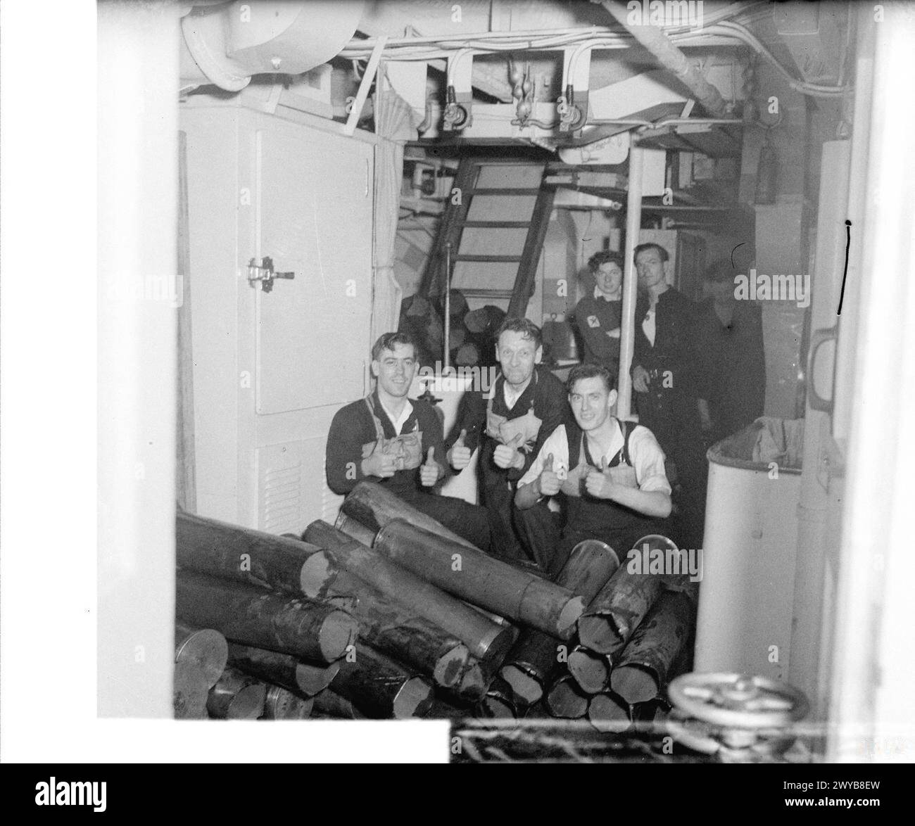 Des membres du groupe de munitions du croiseur Argonaut sont représentés parmi les caisses vides après avoir coulé un convoi ennemi à destination de la Tunisie dans la nuit du 1er au 2 décembre 1942. Banque D'Images