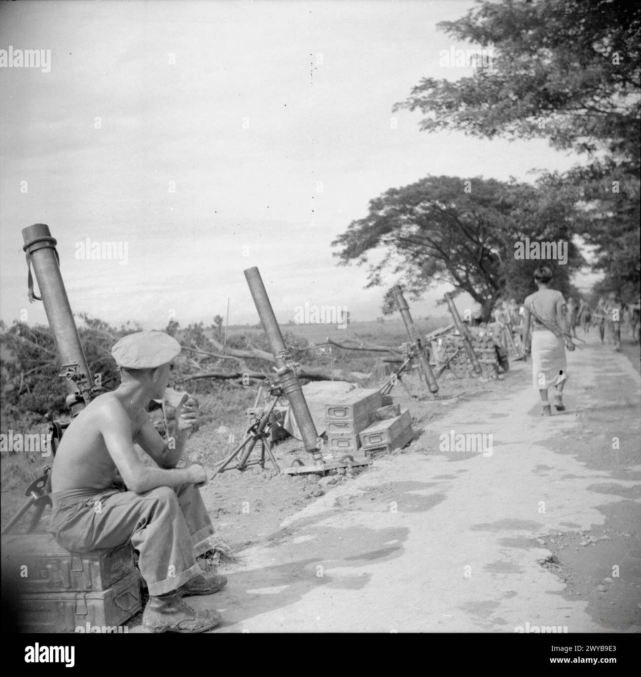 Les soldats du 33e régiment anti-chars, Royal Artillery, opèrent des mortiers de 4,2 pouces dans la région de Sittang Bend en Birmanie le 1er août 1945. Cette photographie capture l'artillerie britannique en action pendant la campagne de Birmanie. Banque D'Images