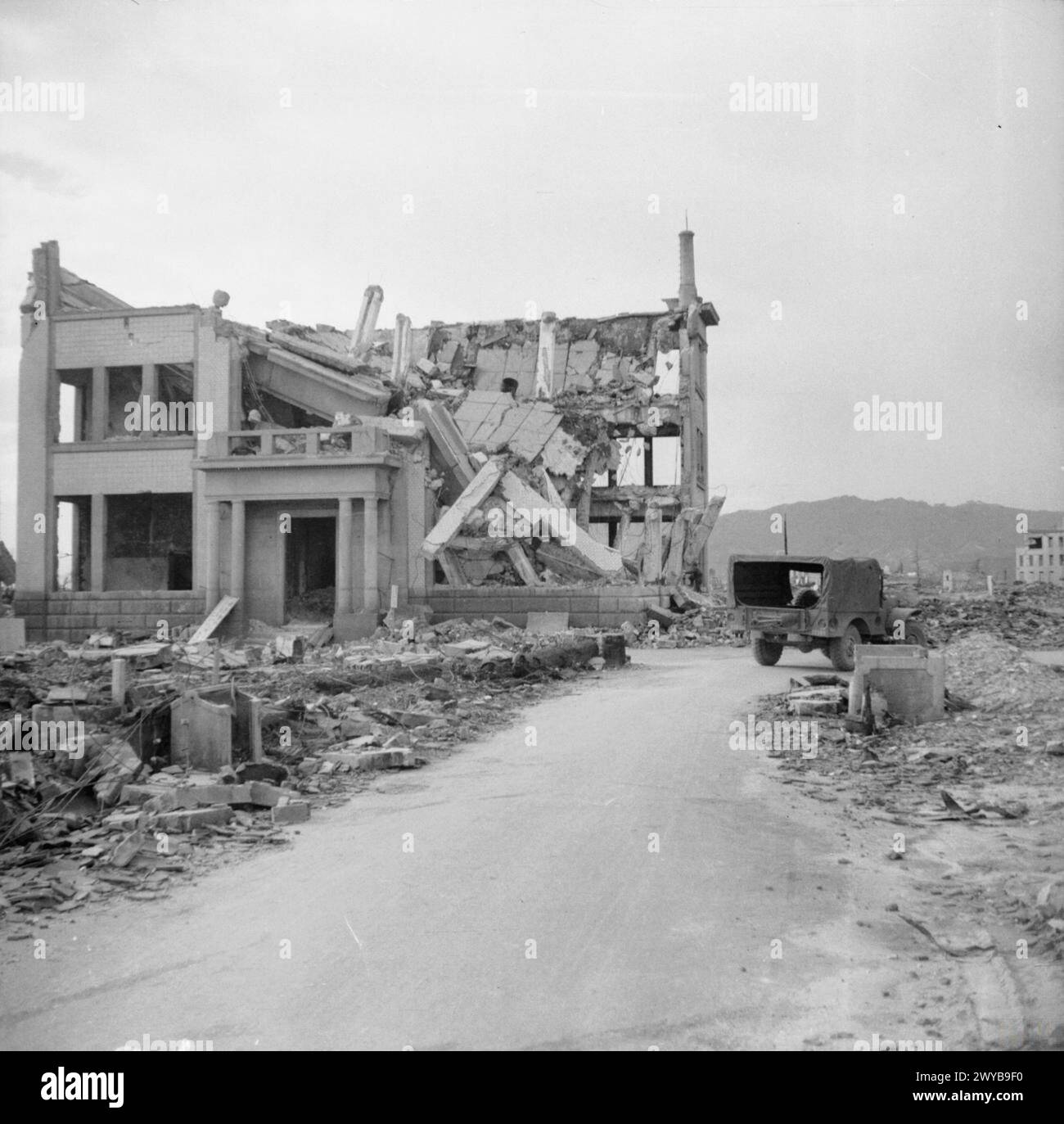 L'effet de souffle de la bombe atomique à Hiroshima en août 1945 montre un bâtiment en béton armé avec un toit et des colonnes endommagés près du sol zéro, à 200 mètres de distance. Banque D'Images