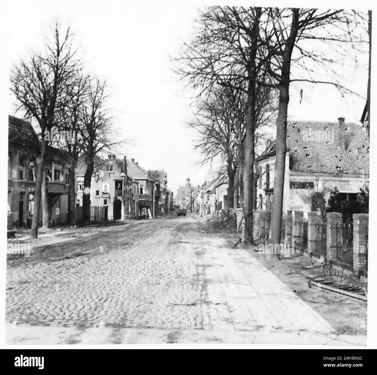 L'armée britannique traverse la ville déserte de Gennep dans des véhicules rapides pendant les avances opérationnelles. Banque D'Images