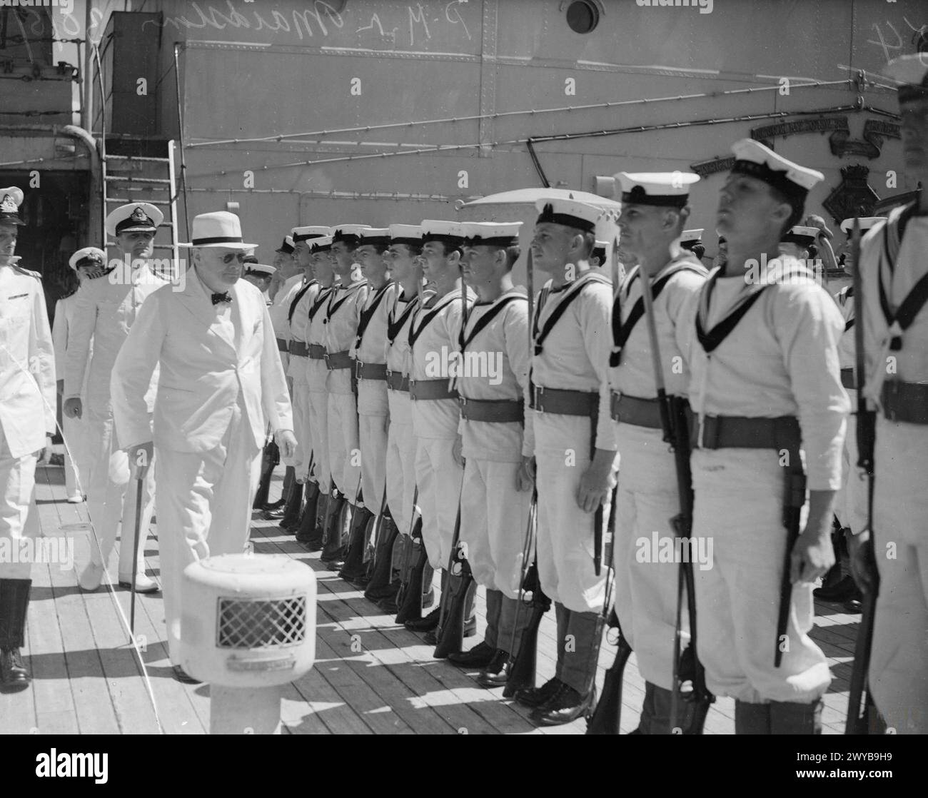 M. CHURCHILL REMERCIE LES HOMMES DU SOUS-MARIN LORS DE SA BRÈVE VISITE SUR LE FRONT AFRICAIN. 30 MAI 1943, AU DÉPÔT SOUS-MARIN HMS MAIDSTONE, À ALGER. - Vêtu d'un vêtement adapté au chaud soleil africain, M. Churchill inspecte la Garde d'honneur du HMS MAIDSTONE. , Banque D'Images