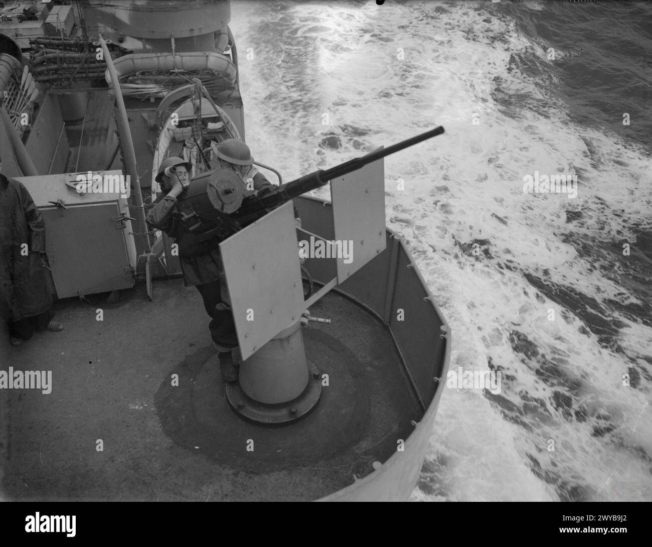 Entre le 17 et le 19 janvier 1942, le HMS Dido escorte un convoi de quatre navires marchands transportant des troupes et des chars à Malte, en Méditerranée orientale. Un destroyer, le HMS Ghurka, est torpillé et coulé, et un marchand est bombardé et abandonné, tandis que le reste du convoi arrive en sécurité. Banque D'Images