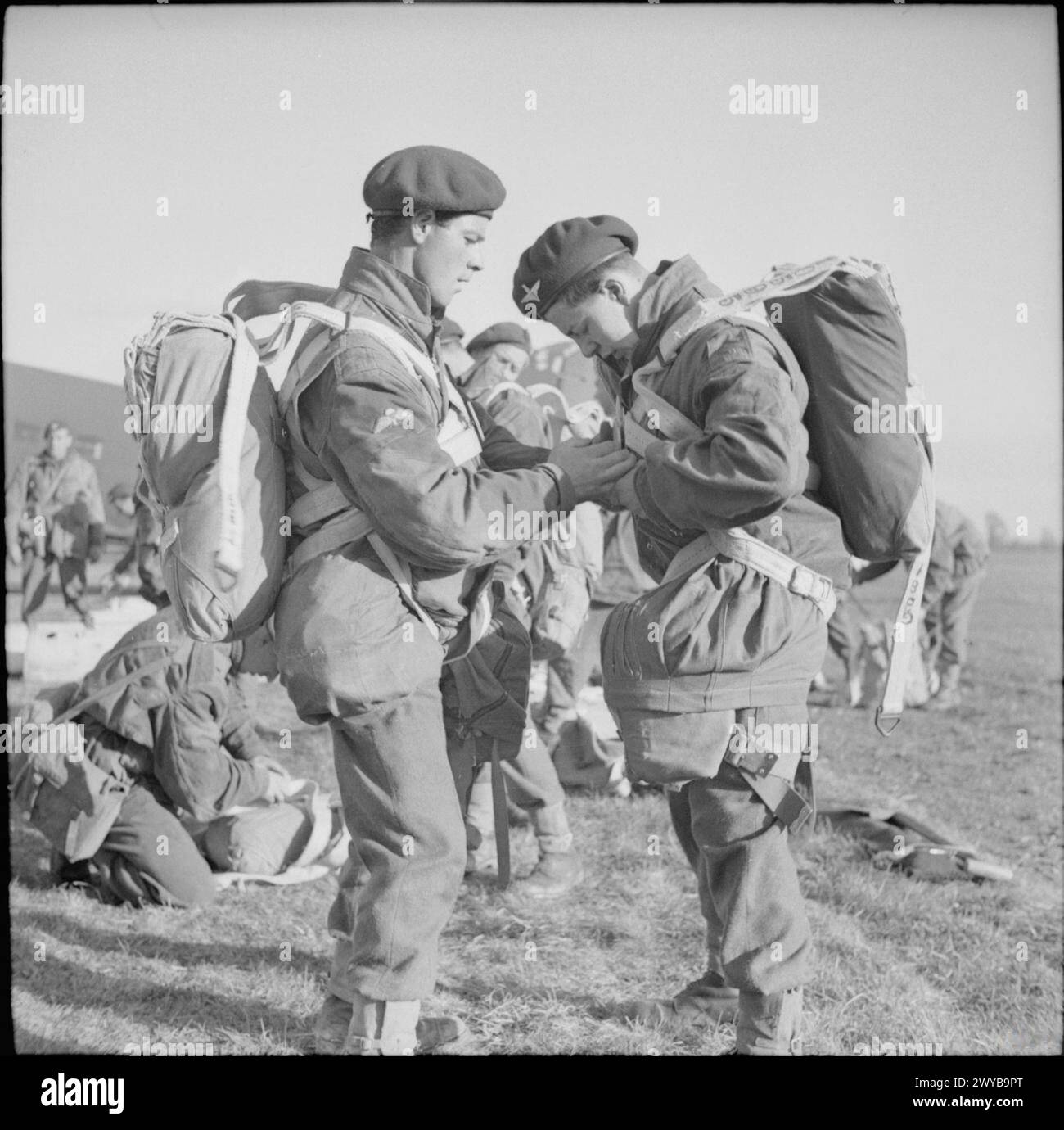 Les parachutistes de l'armée britannique ajustent les harnais de parachute lors d'un exercice aéroporté à grande échelle au Royaume-Uni, le 22 avril 1944. Banque D'Images