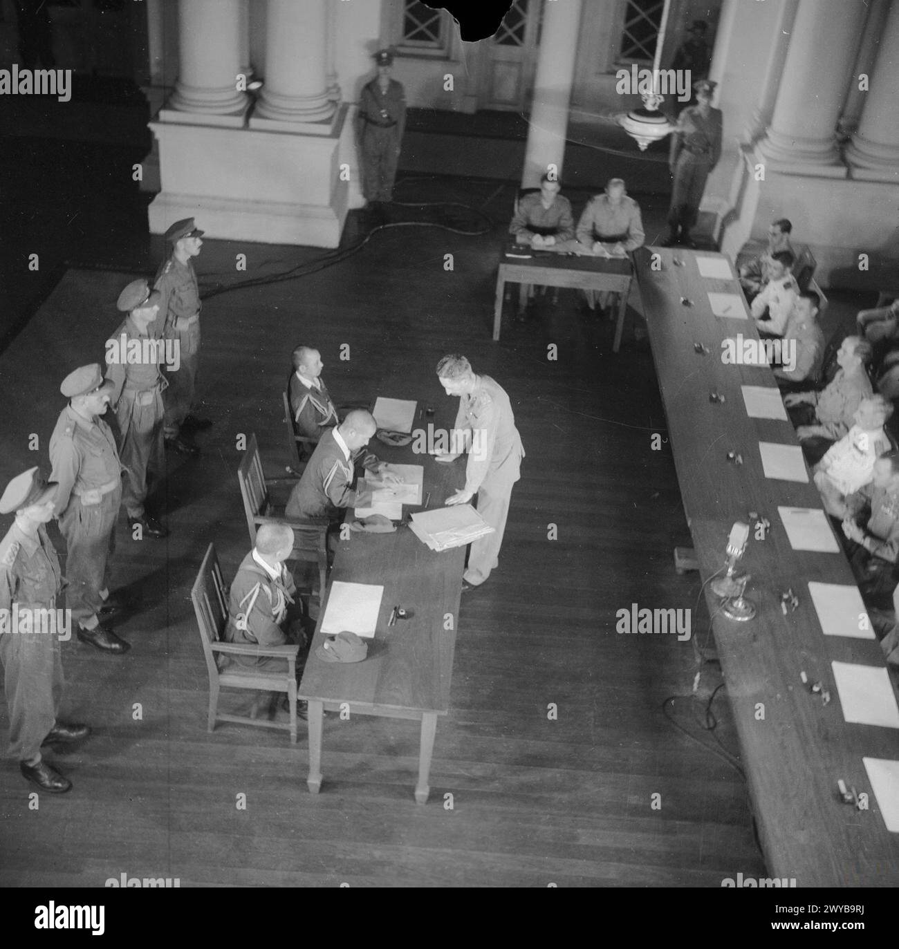 Le général Numata Takazo signe l'accord de reddition officiel à Rangoon le 28 août 1945, marquant la fin de la résistance japonaise en Birmanie. Banque D'Images