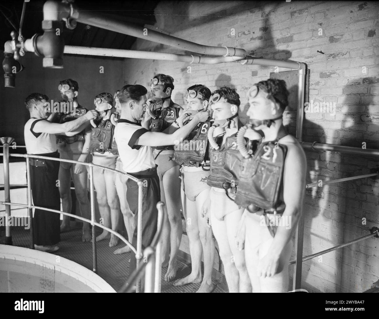 Les stagiaires sous-marins du HMS Dolphin, Gosport, apprennent à utiliser l'appareil d'évacuation submergé Davis le 14 décembre 1942 pour l'évacuation d'urgence des sous-mariniers piégés. Banque D'Images