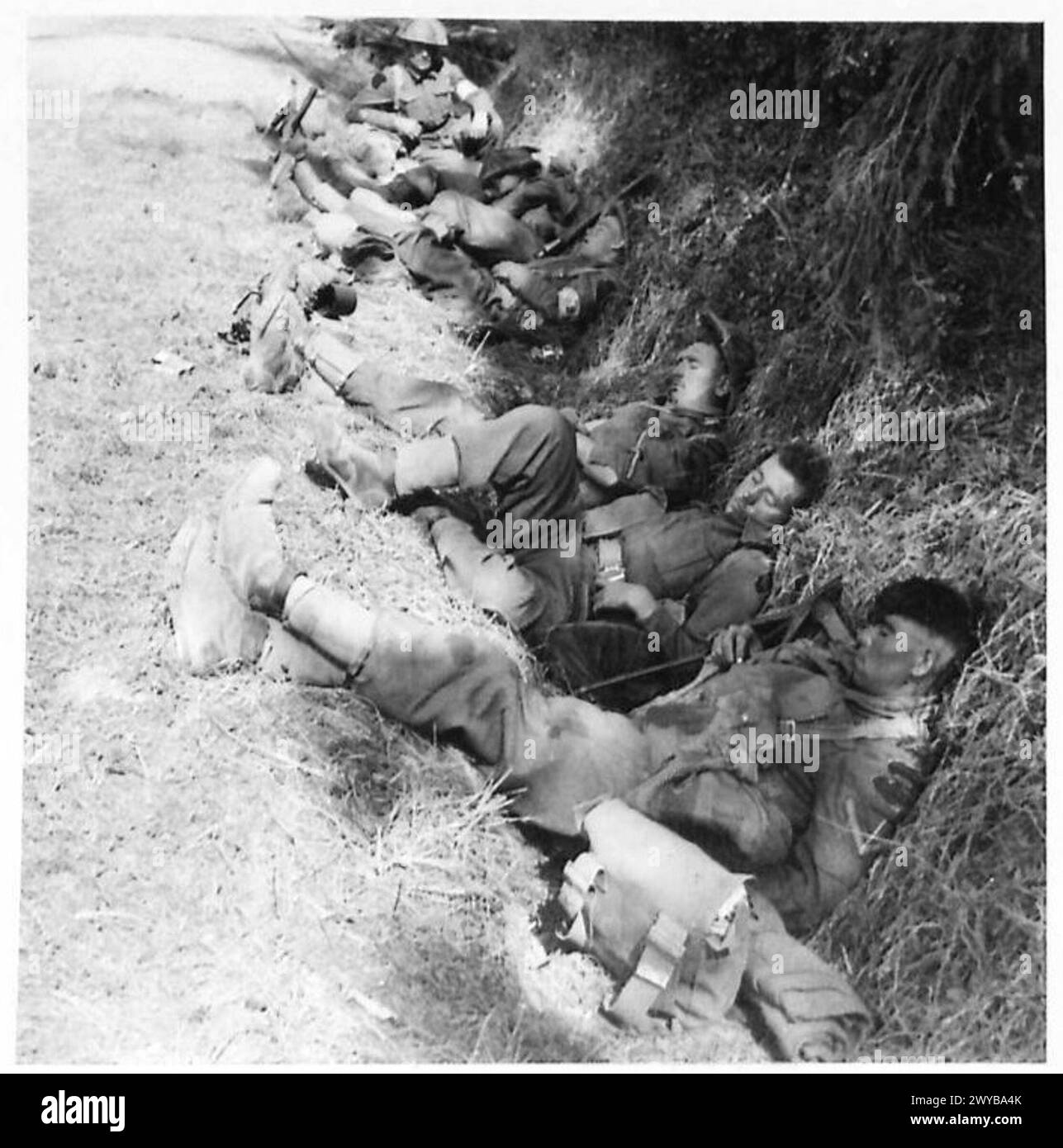 Une section du King's Shropshire Light Infantry repose à un carrefour à Estrey, en Normandie, après une journée d'opérations blindées pendant la première Guerre mondiale Banque D'Images