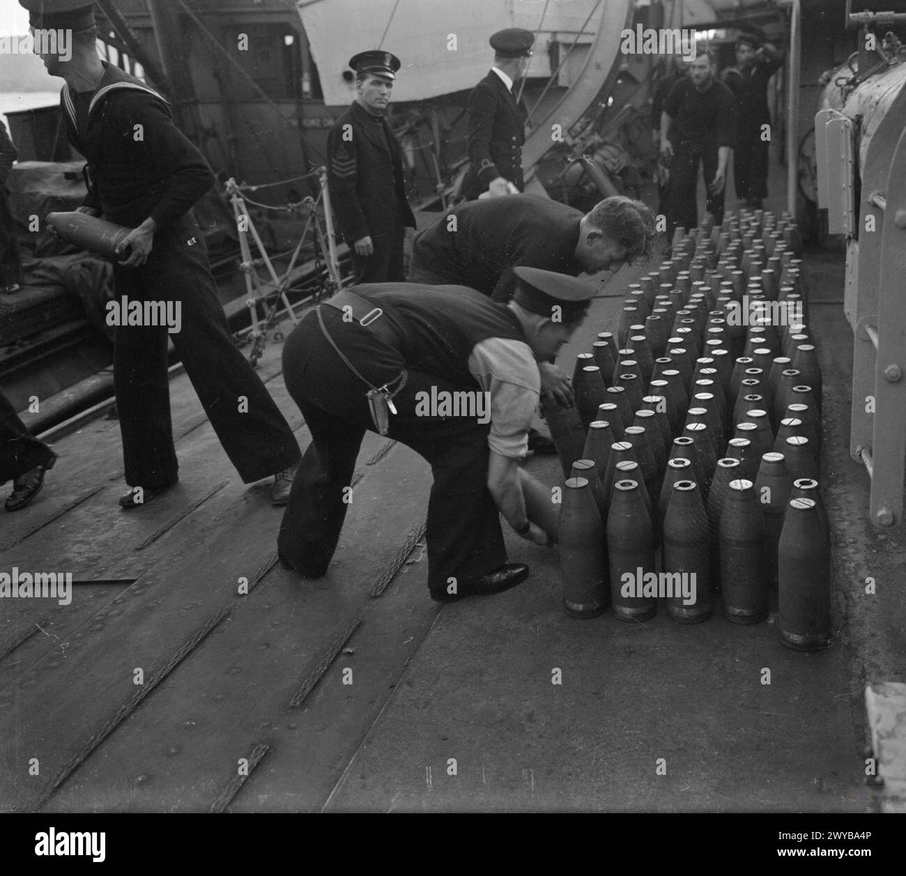 Les obus sont stockés sur le pont du destroyer HMS Ashanti, prêts à être descendus dans la salle des obus pendant les opérations à Scapa Flow entre le 31 octobre et le 2 novembre 1941. Négatif photographique, Royal Navy, HMS Ashanti. Banque D'Images