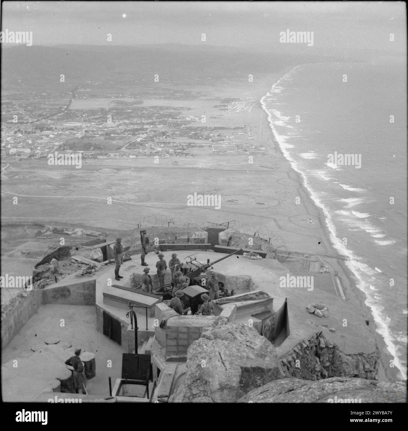 L'ARMÉE BRITANNIQUE SUR GIBRALTAR 1941 - Une vue de la Princess Royal Battery armée d'un canon antiaérien Bofors de 40mm, prise du sommet du Rocher de Gibraltar. L'Espagne peut être vue en arrière-plan, 17 novembre 1941. , Armée britannique Banque D'Images