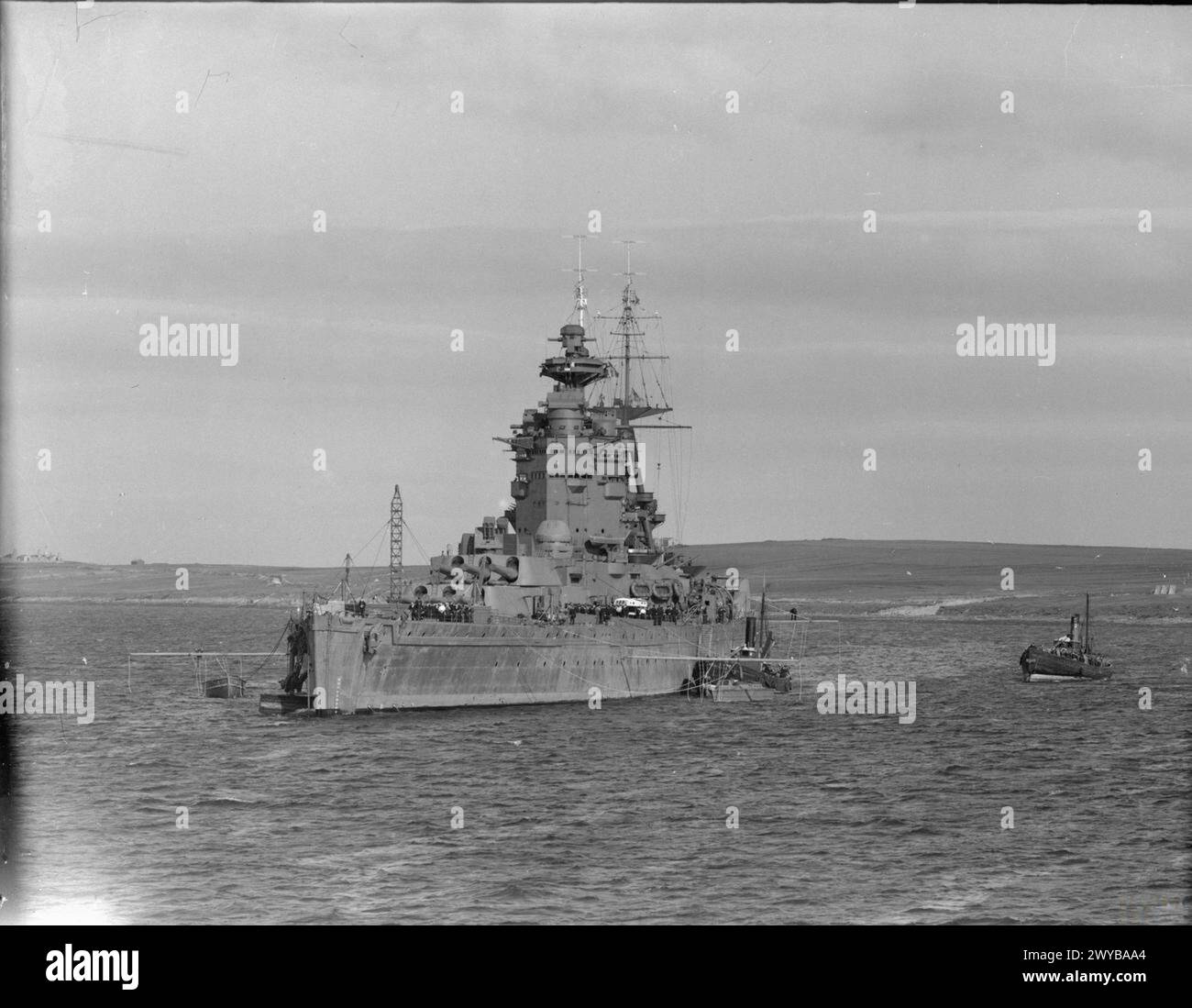 Le HMS Nelson, un cuirassé britannique, est amarré aux côtés des dériveurs pendant la seconde Guerre mondiale, vu du HMS Rodney. Banque D'Images