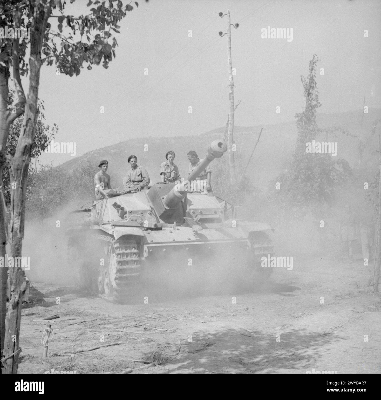 Des soldats du 40e régiment royal de chars en Italie, le 14 septembre 1943, utilisent un canon d'assaut allemand StuG III capturé pendant les essais. Banque D'Images