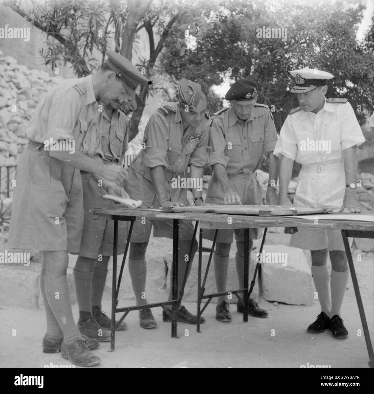 LA CAMPAGNE DE SICILE 1943 - personnalités : les commandants britanniques de l'opération Husky qui planifient leurs opérations à Malte, de gauche à droite : le chef d'état-major du général Montgomery, le général de division F W de Guingand ; l'officier d'état-major supérieur de l'air du vice-maréchal Broadhurst, le commodore de l'air C B R Pelly; officier de l'air commandant la Force aérienne du désert, vice-maréchal de l'air H Broadhurst ; commandant de la 8e armée, le général Montgomery et commandant de la Marine, la Force opérationnelle de l'est, l'amiral Sir Bertram Ramsay. , Montgomery, Bernard Law, Ramsay, Bertram Home, de Guingand, Francis Wilfred, Broadhurst, Harry, Brit Banque D'Images