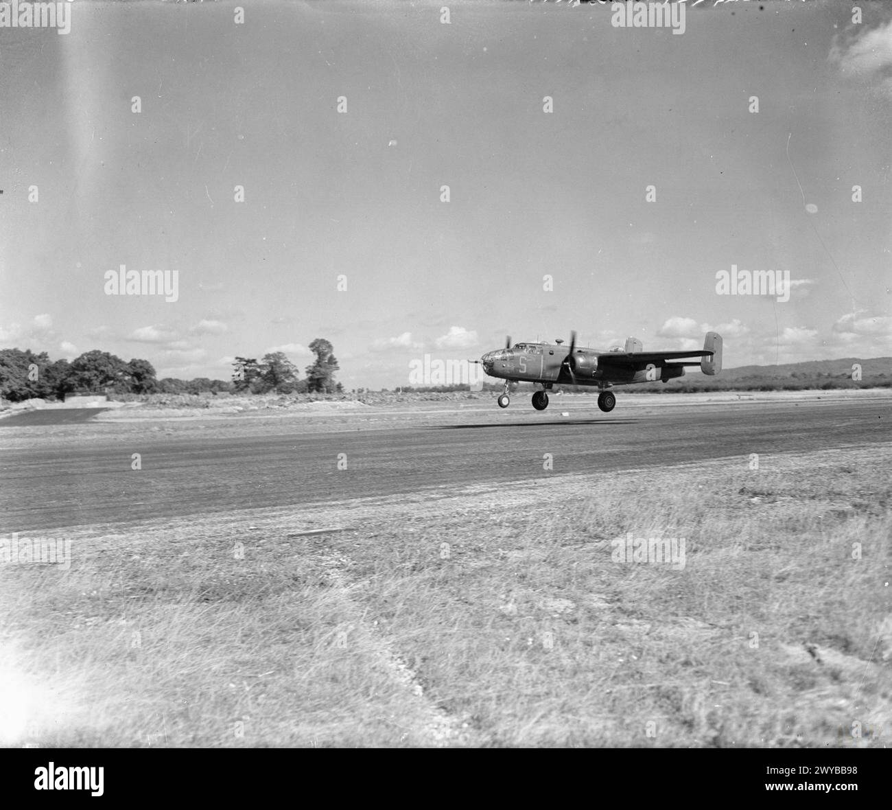 North American Mitchell Mark II FL704 'VO-S' du No. 98 Squadron RAF atterrit à Dunsfold, Surrey, après une sortie au-dessus de cibles françaises en soutien à l'opération STARKEY, 1943. Banque D'Images