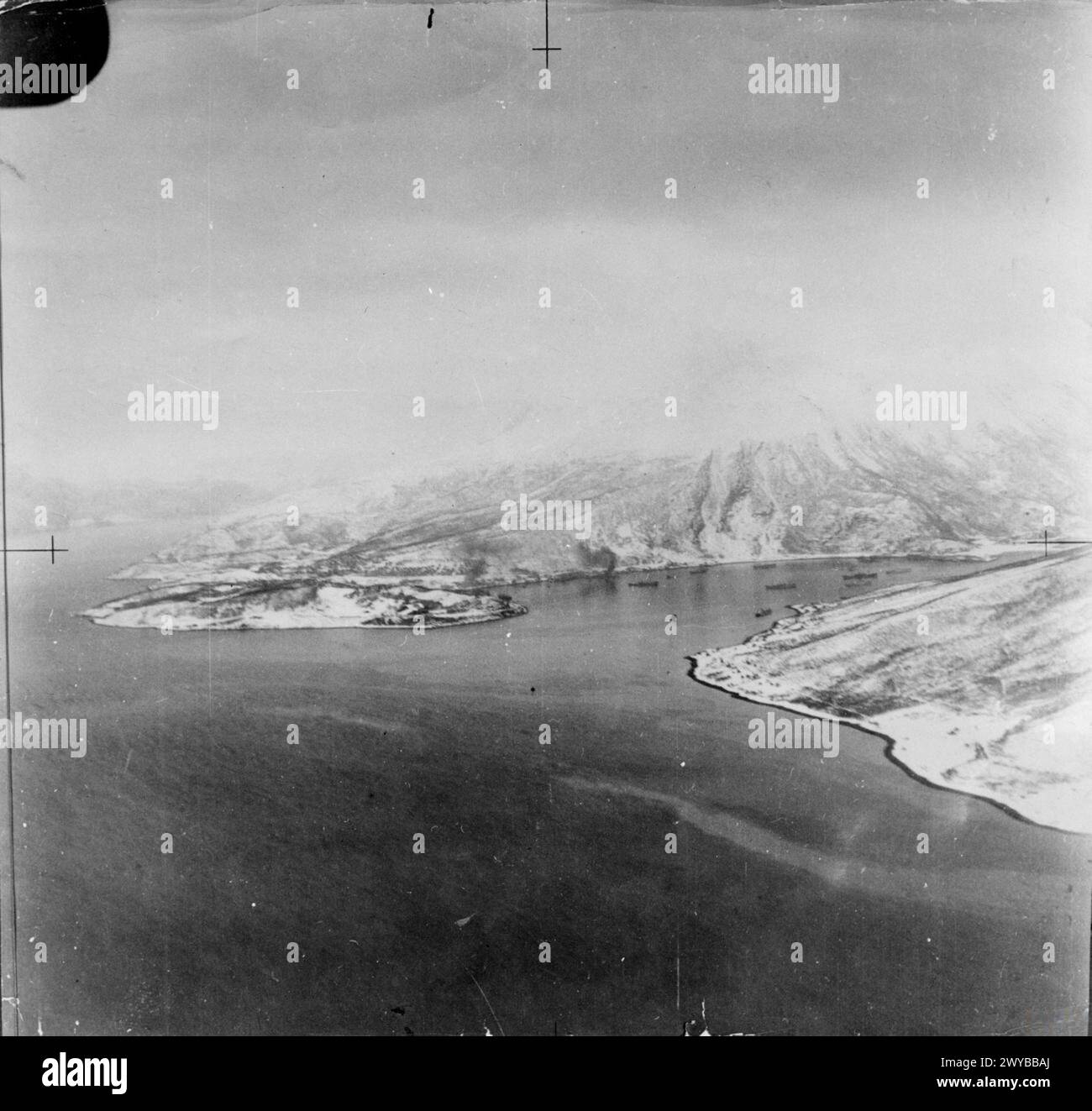 Photographie aérienne de la deuxième action navale britannique au large de Narvik, le 13 avril 1940, montrant des navires de la marine britannique engagés dans des opérations. Banque D'Images
