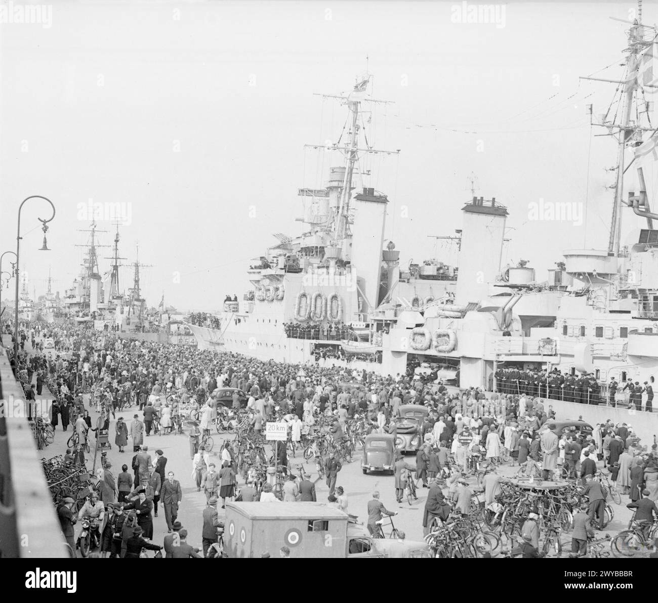 La flotte allemande s'est entièrement rendue entre le 7 et le 9 mai 1945. Navires de guerre britanniques, y compris le HMS Birmingham, Dido, et les destroyers Zodiac, Zest, Zephyr, et Zealous, escorta la flotte jusqu'à Copenhague, passant à travers les champs de mines allemands sous les ordres du capitaine H W Williams, RN. Banque D'Images