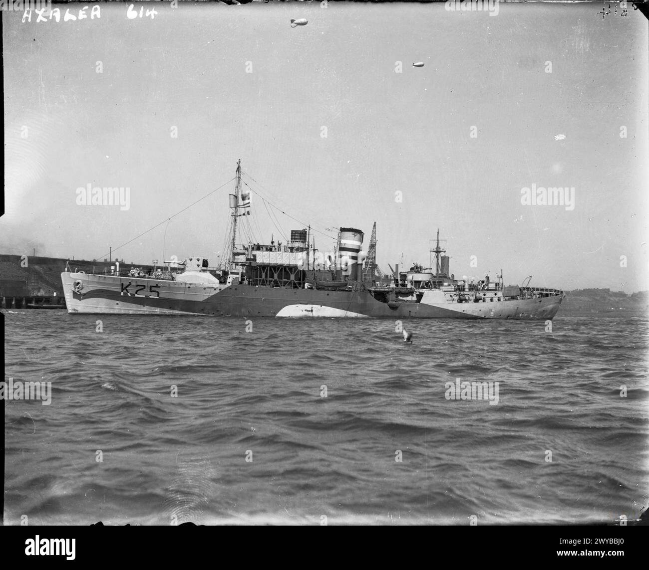 Le HMS Azalea, une corvette de classe Flower construite en 1940, a servi dans les forces britanniques pendant la bataille de l'Atlantique de 1939 à 1945, fournissant une escorte aux convois. Banque D'Images