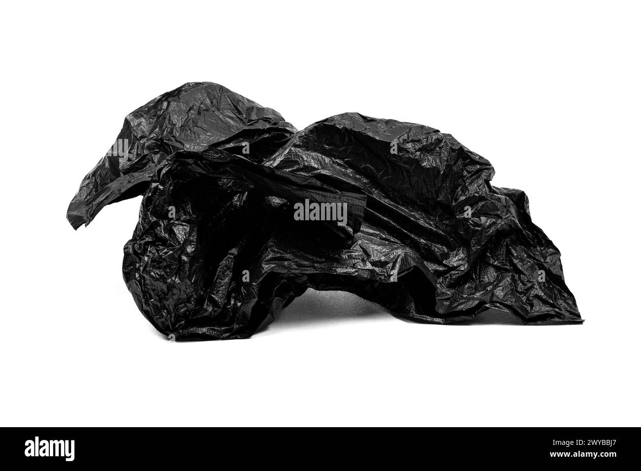 Sac poubelle en plastique noir froissé isolé sur fond blanc. Banque D'Images