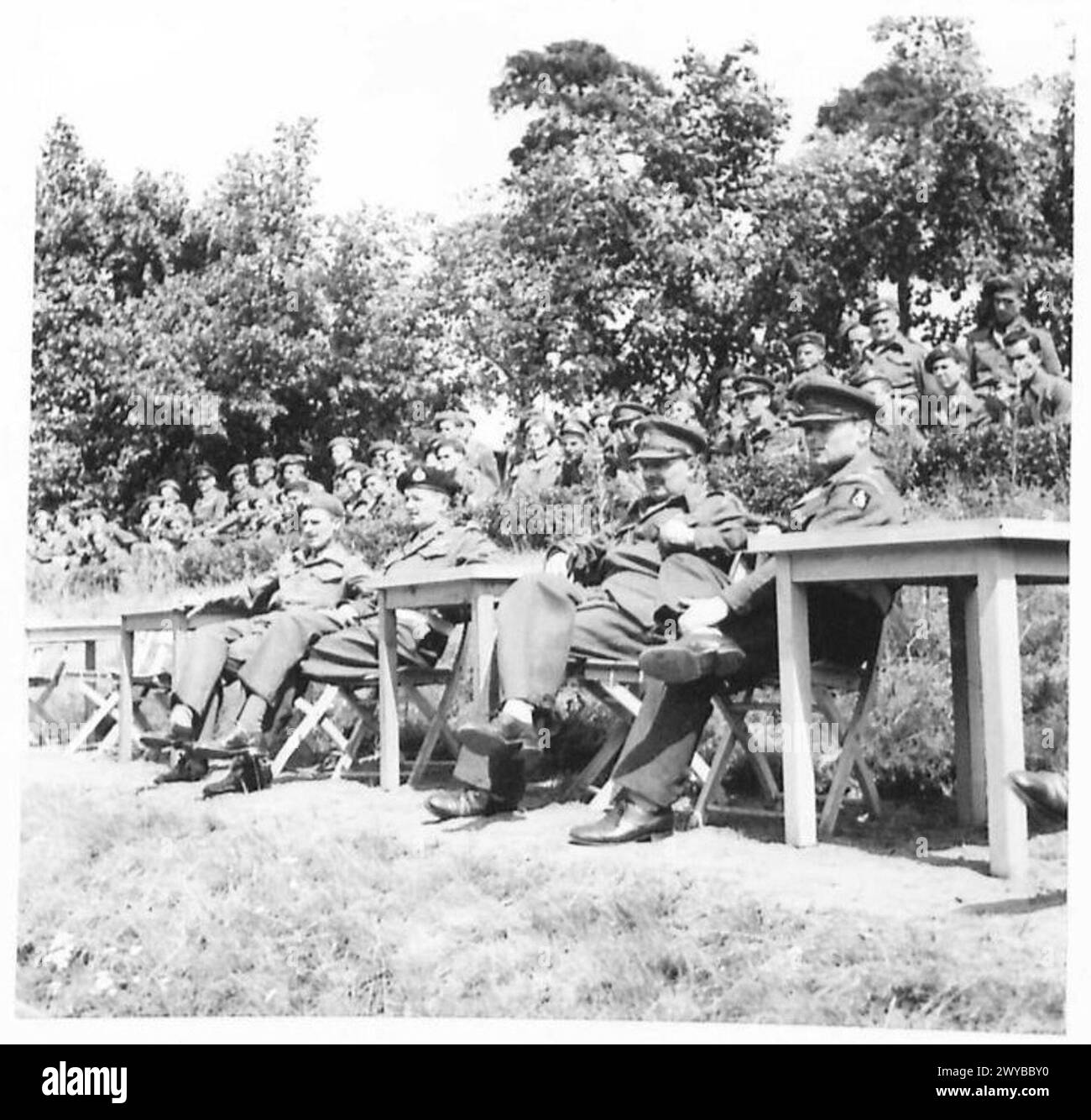 Les troupes regardent un match de tennis lors de l'ouverture du jerboa Club à Berlin avec des officiers supérieurs présents. Banque D'Images