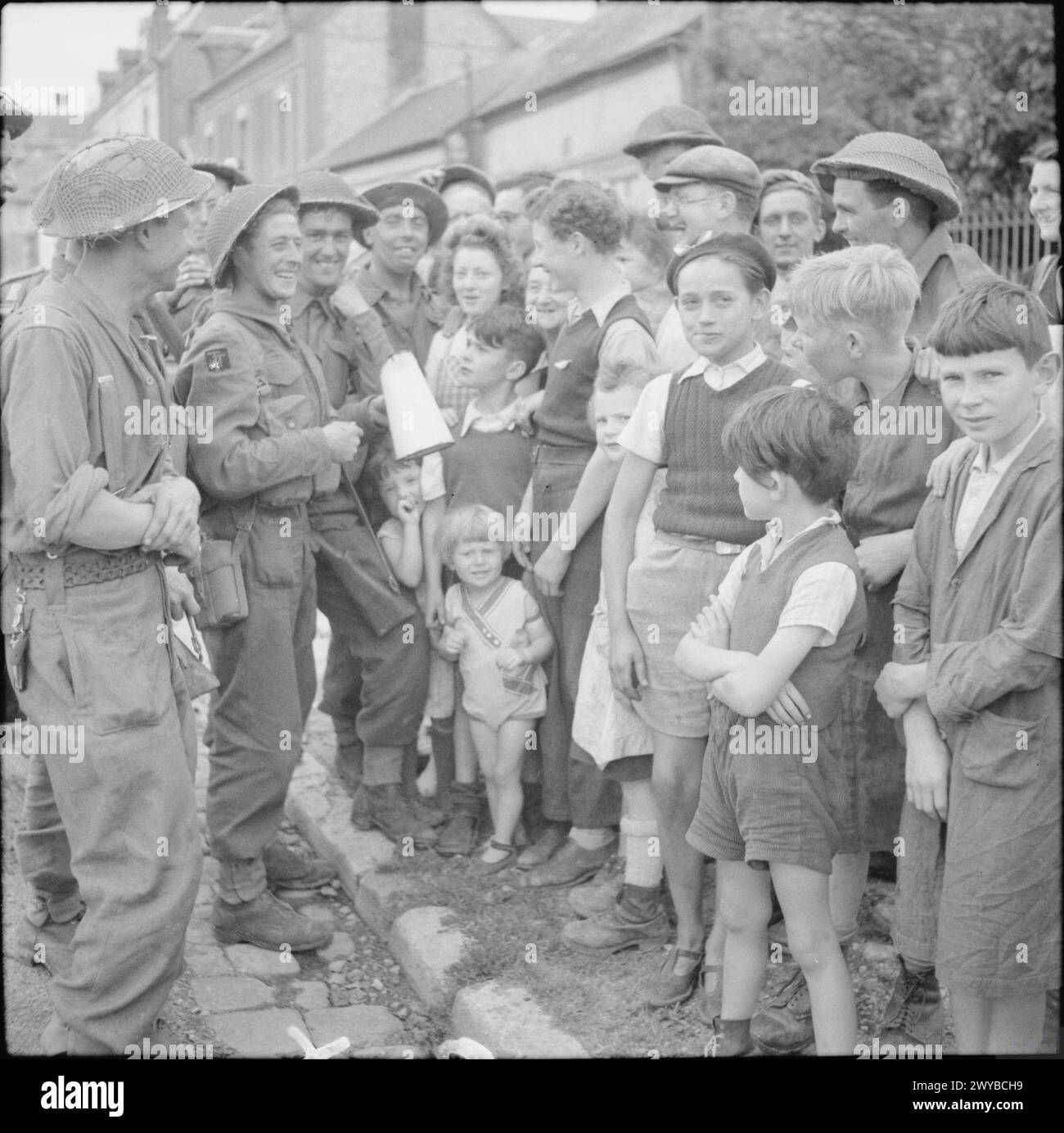 Les hommes des Green Howards de l'armée britannique parlent avec des civils français en Normandie le 23 août 1944 pendant la campagne. Banque D'Images