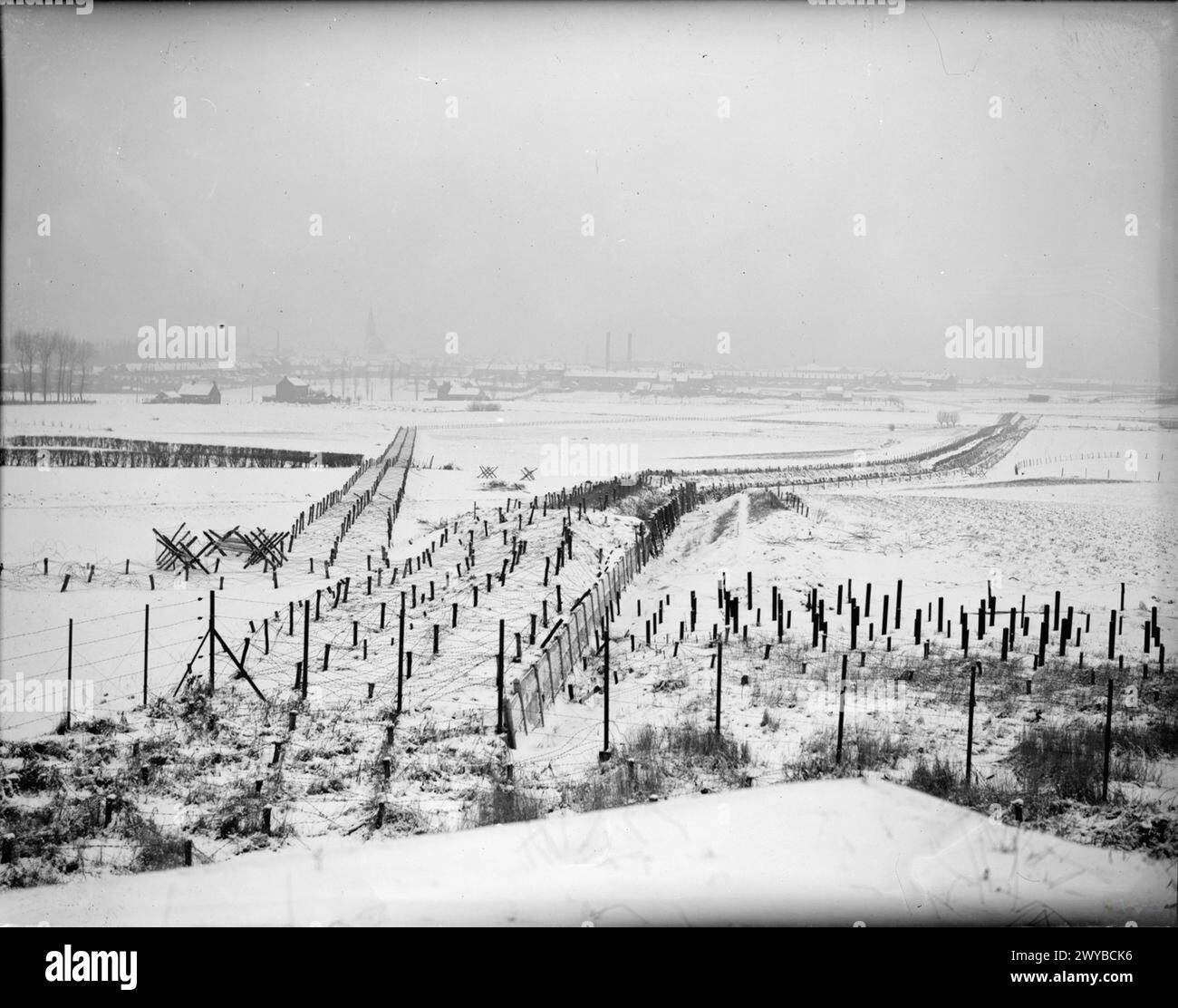 L'ARMÉE BRITANNIQUE EN FRANCE 1939-40 - des obstacles antichars s'étendent sur des champs enneigés près de Menin, secteur de la 17e brigade d'infanterie, 21 janvier 1940. , Banque D'Images