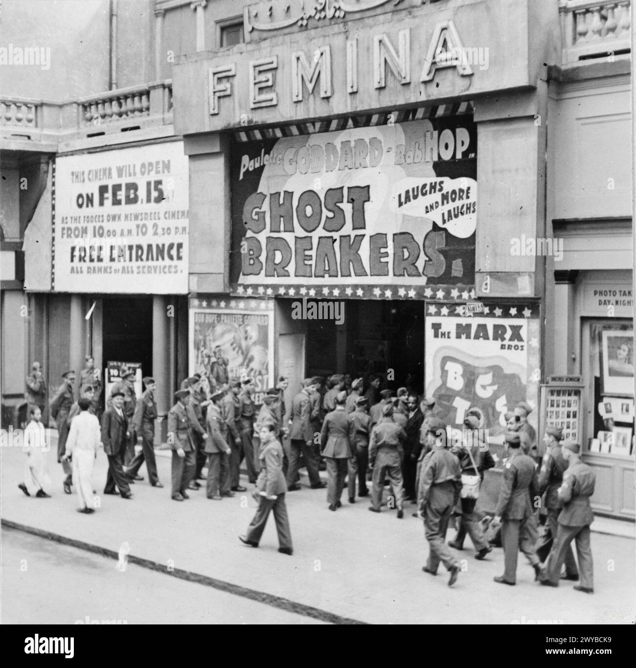 Des hommes britanniques en uniforme entrent au cinéma Femina au Caire, en Égypte, où des projections gratuites ont été offertes à tous les rangs, avec des films comme The Ghost Breakers et The Big Store, le 15 février 1943. Banque D'Images