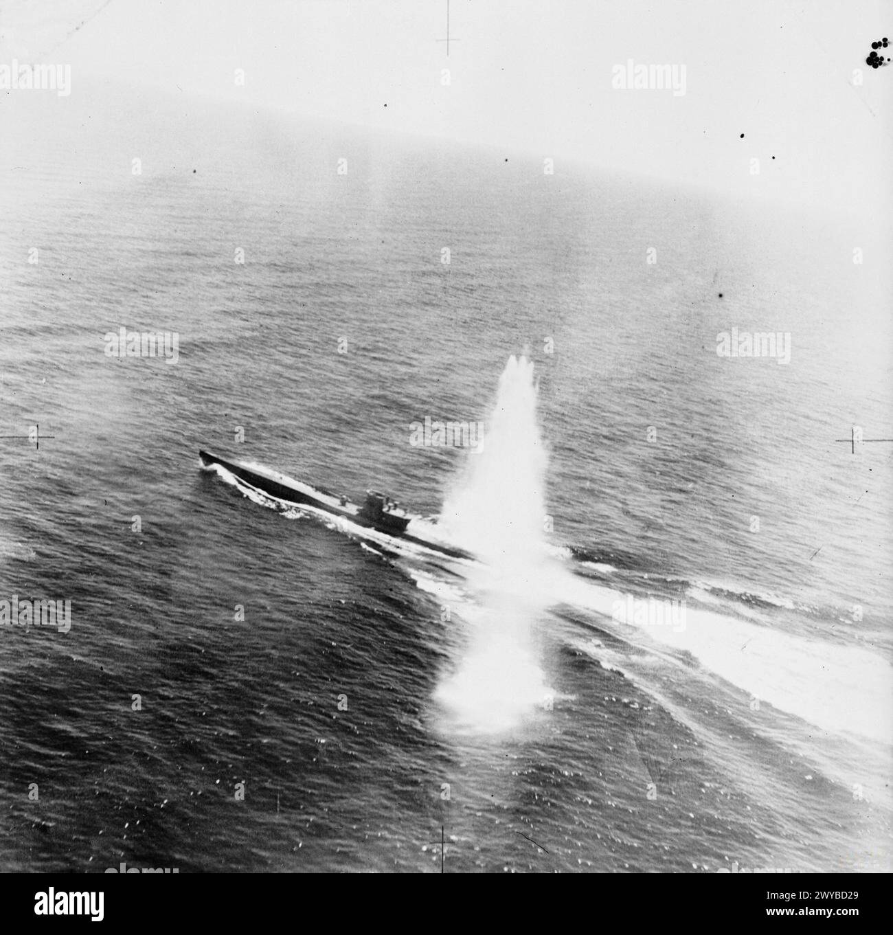 OPÉRATIONS DE LA ROYAL AIR FORCE À MALTE, GIBRALTAR ET EN MÉDITERRANÉE, 1940-1945. - Le sous-marin allemand de type VIIC, U-755, subit un tir direct d'un projectile de roquette, alors qu'il est attaqué en mer Méditerranée au nord-ouest de Majorque depuis Lockheed Hudson Mark V, AM725 'm', du No 608 Squadron RAF basé à Blida, Algérie. L’U-755, déjà endommagé par une autre attaque aérienne deux jours auparavant, coula en neuf minutes avec la perte de 40 vies, la première fois qu’un sous-marin fut détruit par des roquettes. , Royal Air Force, unité de maintenance, 68, Marine allemande (troisième Reich), U-755, sous-marin Banque D'Images