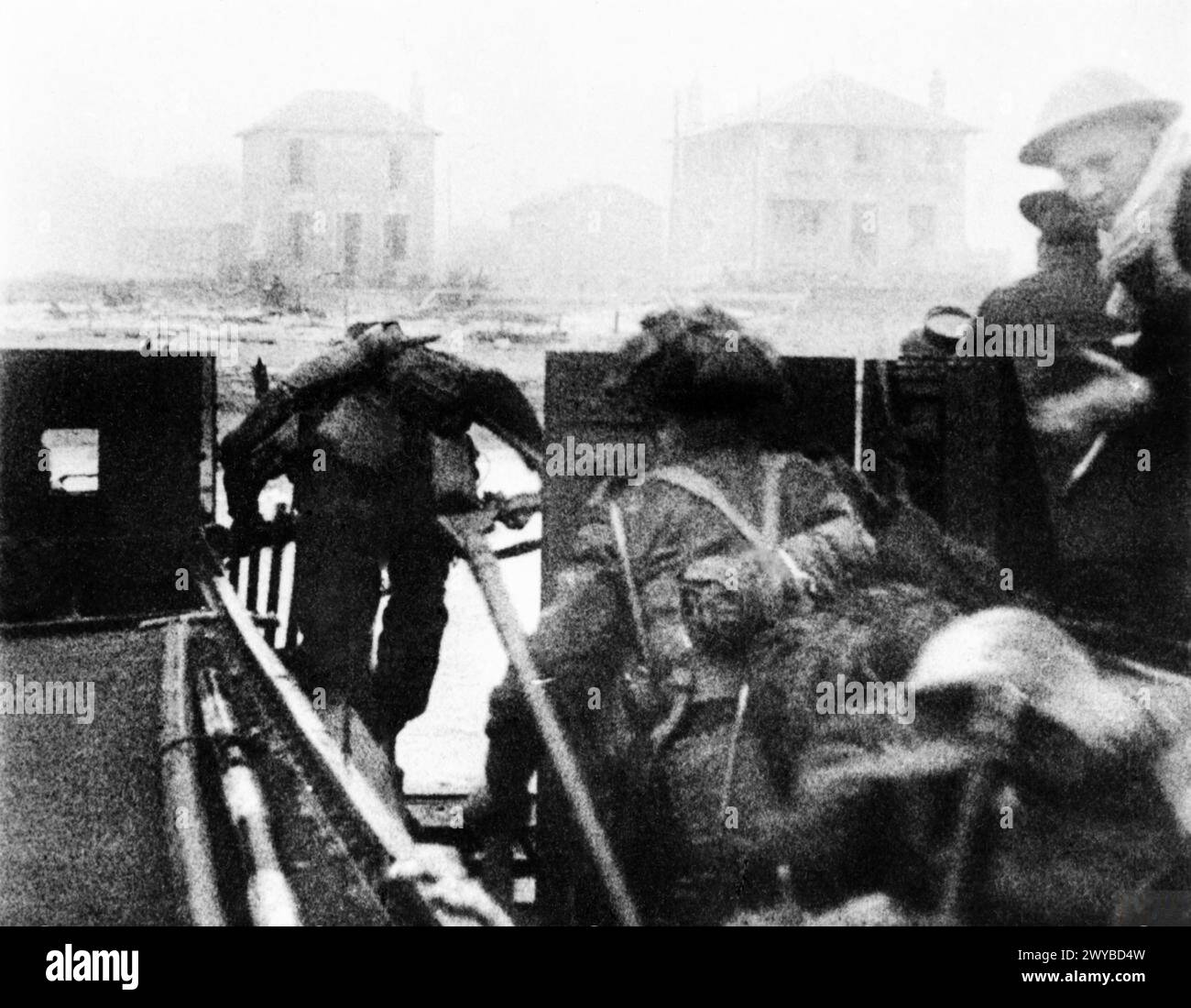 Les soldats canadiens du North Shore Regiment débarquent d'un débarquement sur la plage de Nan Red près de St Aubin-sur-mer lors de l'invasion de la Normandie le 6 juin 1944, sous le feu des troupes allemandes. Banque D'Images