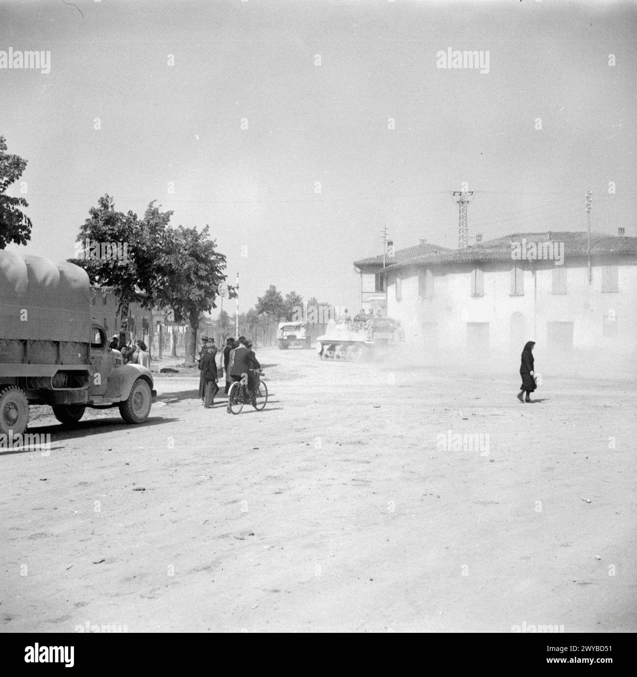 L'ARMÉE POLONAISE DANS LA CAMPAGNE D'ITALIE, 1943-1945 - les canons d'artillerie automoteurs Sexton de la 3e division de carabines des Carpates (2e corps polonais) passant dans les rues d'Imola dans le sillage de l'infanterie, le 15 avril 1945. , Armée britannique, Armée polonaise, Forces armées polonaises à l'Ouest, corps polonais, II, Forces armées polonaises à l'Ouest, Carpates Rifles Divisior, 3, 8e Armée Banque D'Images