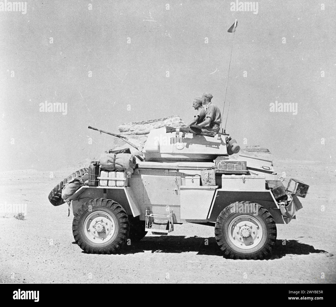 Un véhicule blindé Humber Mk II du 12th Royal Lancers patrouille dans le désert occidental, en Afrique du Nord, le 10 août 1942. Banque D'Images