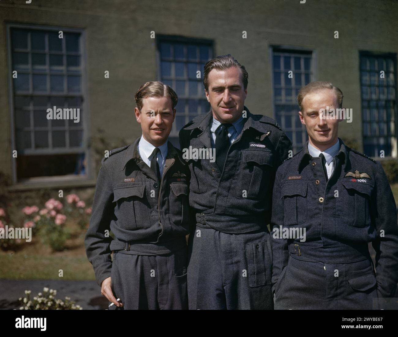 617E ESCADRON (DAMBUSTERS) À SCAMPTON, LINCOLNSHIRE, le 22 JUILLET 1943 - le lieutenant de vol Dave Shannon, pilote de l'ED929/'AJ-l' sur le raid des barrages, avec le lieutenant de vol R d Trevor-Roper, qui vole comme tireur arrière de Gibson sur le raid du barrage ; et le chef d'escadron G W Holden. , Royal Air Force, Royal Air Force Regiment, Sqdn, 168 Banque D'Images