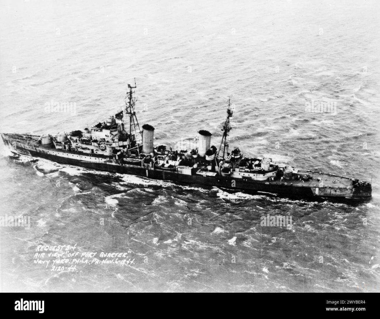 Une photographie aérienne prise le 6 novembre 1944 montre le HMS Cleopatra, un croiseur léger britannique de classe Dido, au Navy Yard de Philadelphie, en Pennsylvanie. Banque D'Images