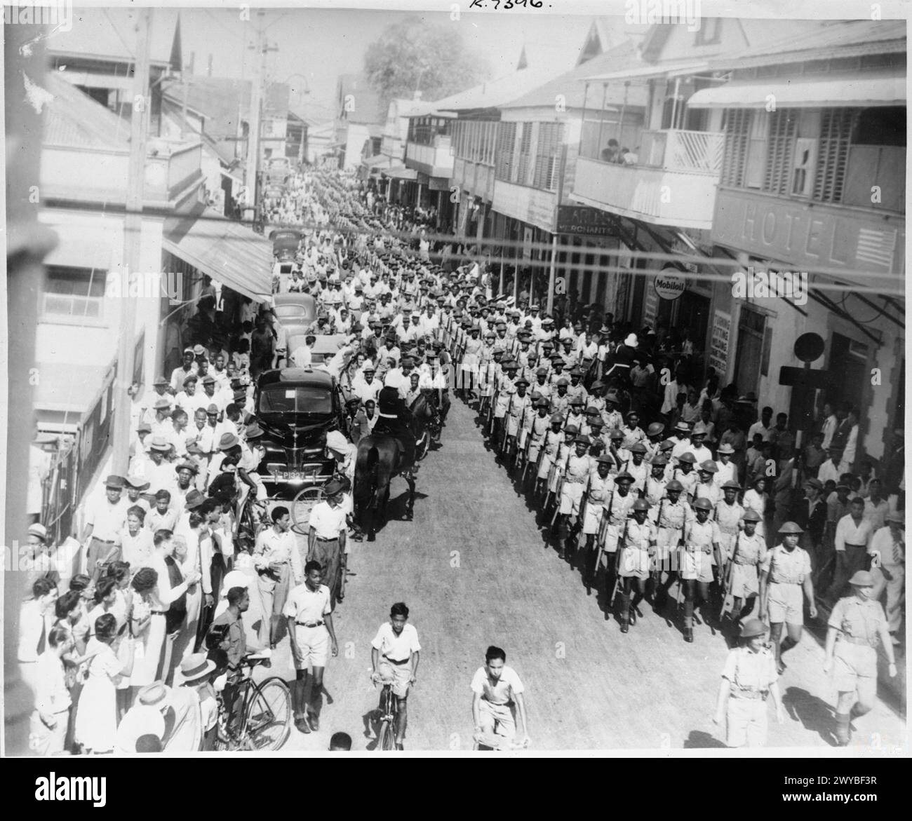 Les troupes de la Force des Caraïbes du Sud marchent le long de Queen Street, Port of Spain, Trinidad pendant la « semaine du soldat » lorsqu'un fonds d'aide sociale pour les troupes des Antilles servant outre-mer a été lancé. Banque D'Images