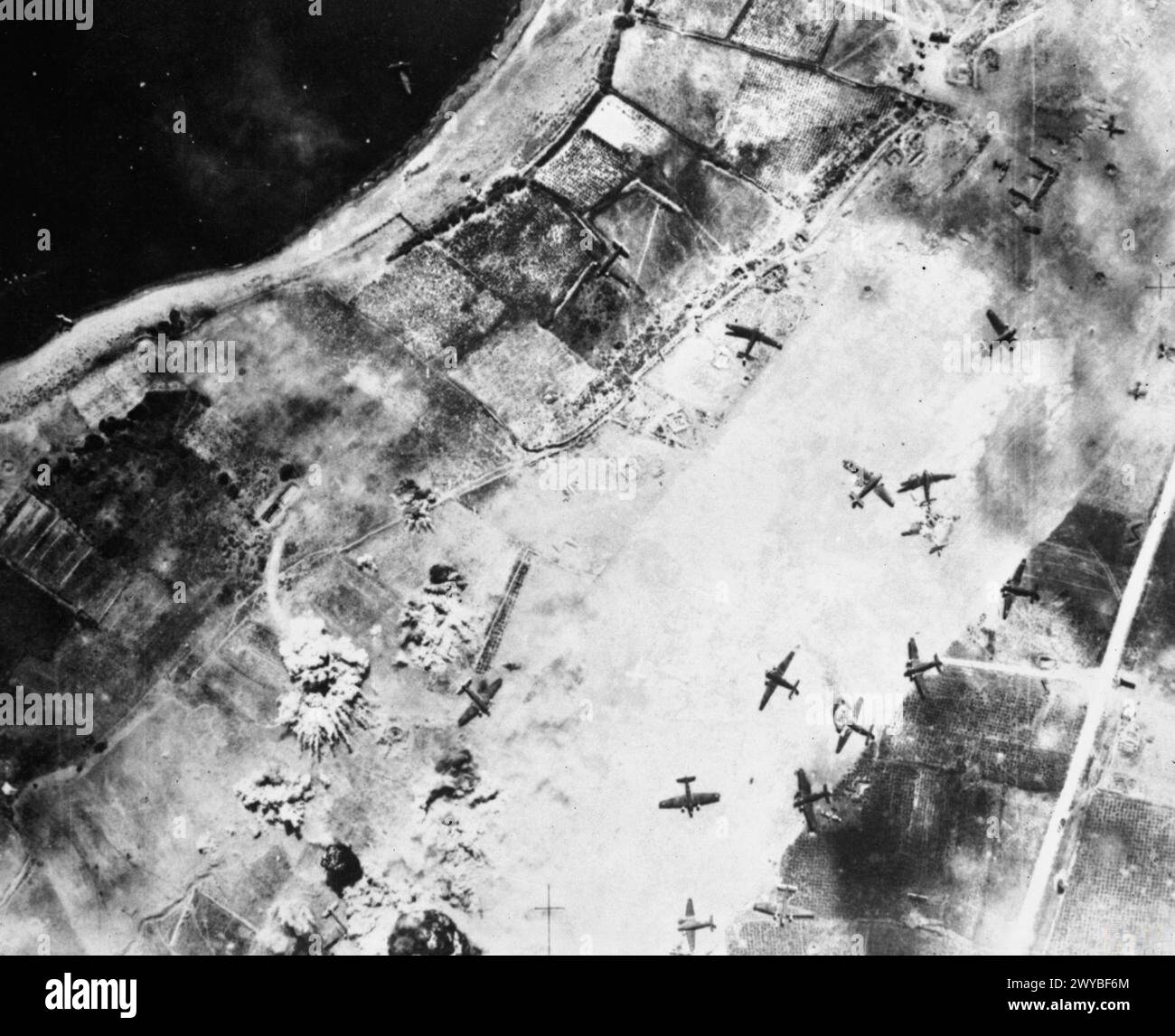 OPÉRATIONS DE LA ROYAL AIR FORCE À MALTE, GIBRALTAR ET EN MÉDITERRANÉE, 1940-1945. - Des bombes explosent sur l'aérodrome de Maleme, en Crète, lors d'un raid de jour par Bristol Blenheim Mark IV du No 14 Squadron RAF, volant de LG 21/Qotafiya III, Egypte. Les avions sont des Junkers Ju 52/3ms, la plupart d'entre eux dans un état naufragé à la suite de l'atterrissage de troupes aéroportées sur l'aérodrome le 21 mai 1941, lors de l'invasion allemande de l'île. , Royal Air Force, 14e escadron Banque D'Images