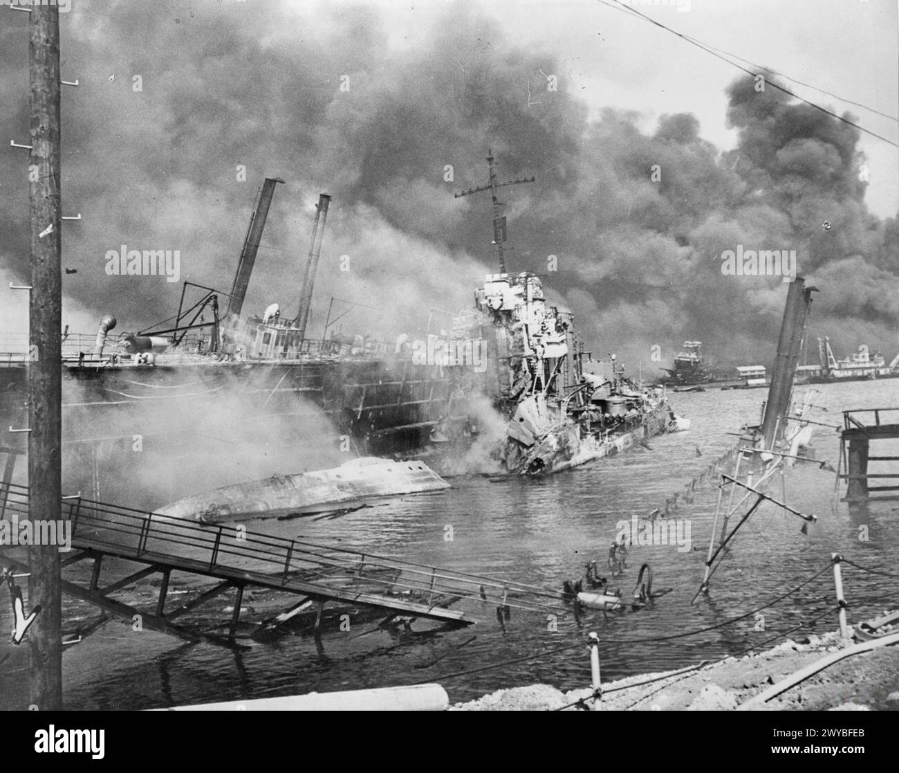 Le 7 décembre 1941, l'USS Shaw de la marine américaine subit une explosion de magazine lors de l'attaque japonaise sur Pearl Harbor, détruisant la partie avant du navire vers le pont. Banque D'Images