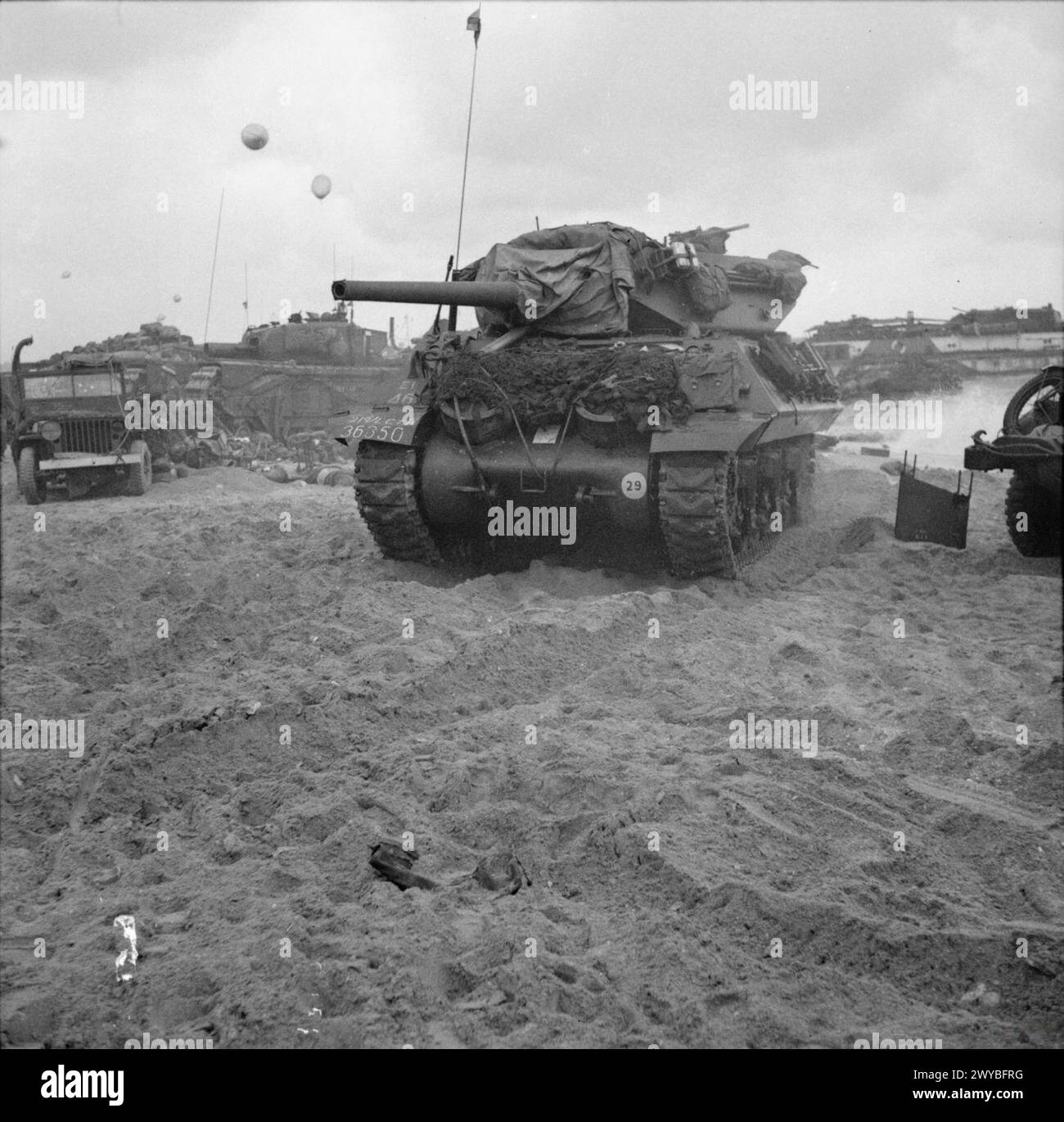 Un canon automoteur M10 Wolverine de 3 pouces du 20th anti-Tank Regiment est positionné sur Queen Red Beach, dans la région de Sword, lors de l'invasion de la Normandie par les forces britanniques le 6 juin 1944. Banque D'Images