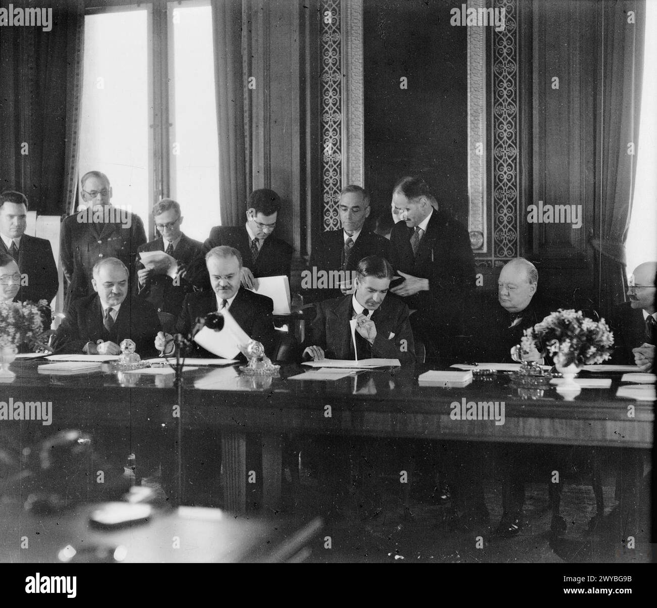 WINSTON CHURCHILL COMME PREMIER MINISTRE 1940-1945 - Front intérieur : Churchill au ministère des Affaires étrangères pour la signature de l'Alliance anglo-soviétique. De gauche à droite : M. Sabolev, sous-secrétaire du ministère soviétique des Affaires étrangères, M. Maisky, ambassadeur soviétique, M. Molotov, commissaire des peuples aux Affaires étrangères, M. Anthony Eden, ministre britannique des Affaires étrangères et premier ministre Winston Churchill. , Churchill, Winston Leonard Spencer, Molotov, Vyacheslav Mikhailovitch, Eden, Anthony Banque D'Images