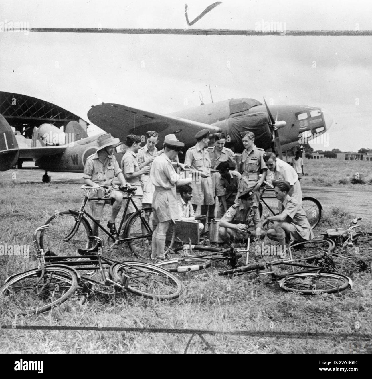 Un escadron de la RAF a parcouru 1 440 000 miles en dix mois. La photographie montre des équipages d'escadron prenant le thé d'un 'Cha-Wallah' avant d'embarquer dans leur avion, délivré en 1943. Banque D'Images
