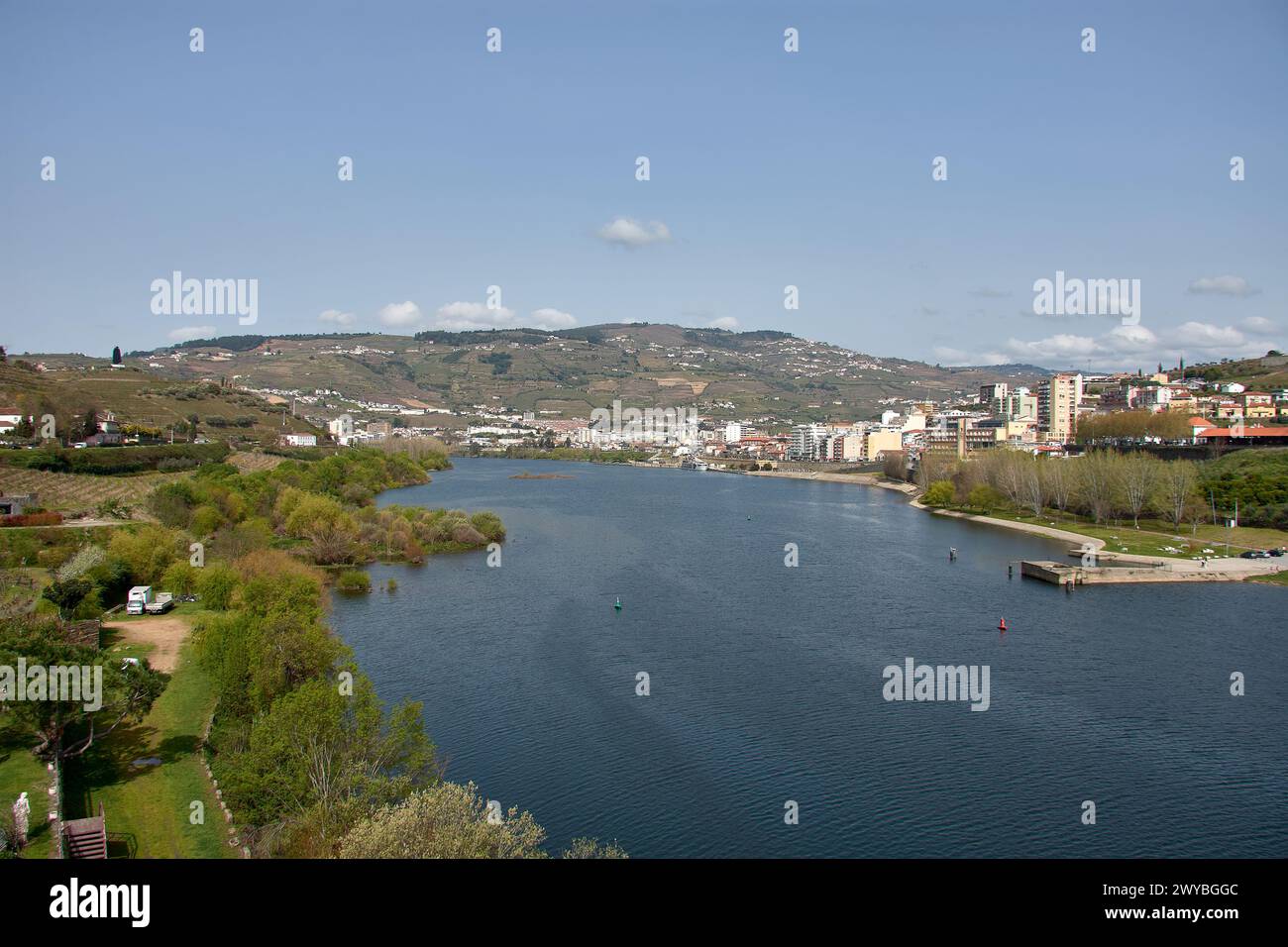 Regua, vignobles en terrasses dans la vallée du Douro, région viticole du Haut-Douro, dans le nord du Portugal, est officiellement proclamée par l'UNESCO comme site du patrimoine mondial Banque D'Images