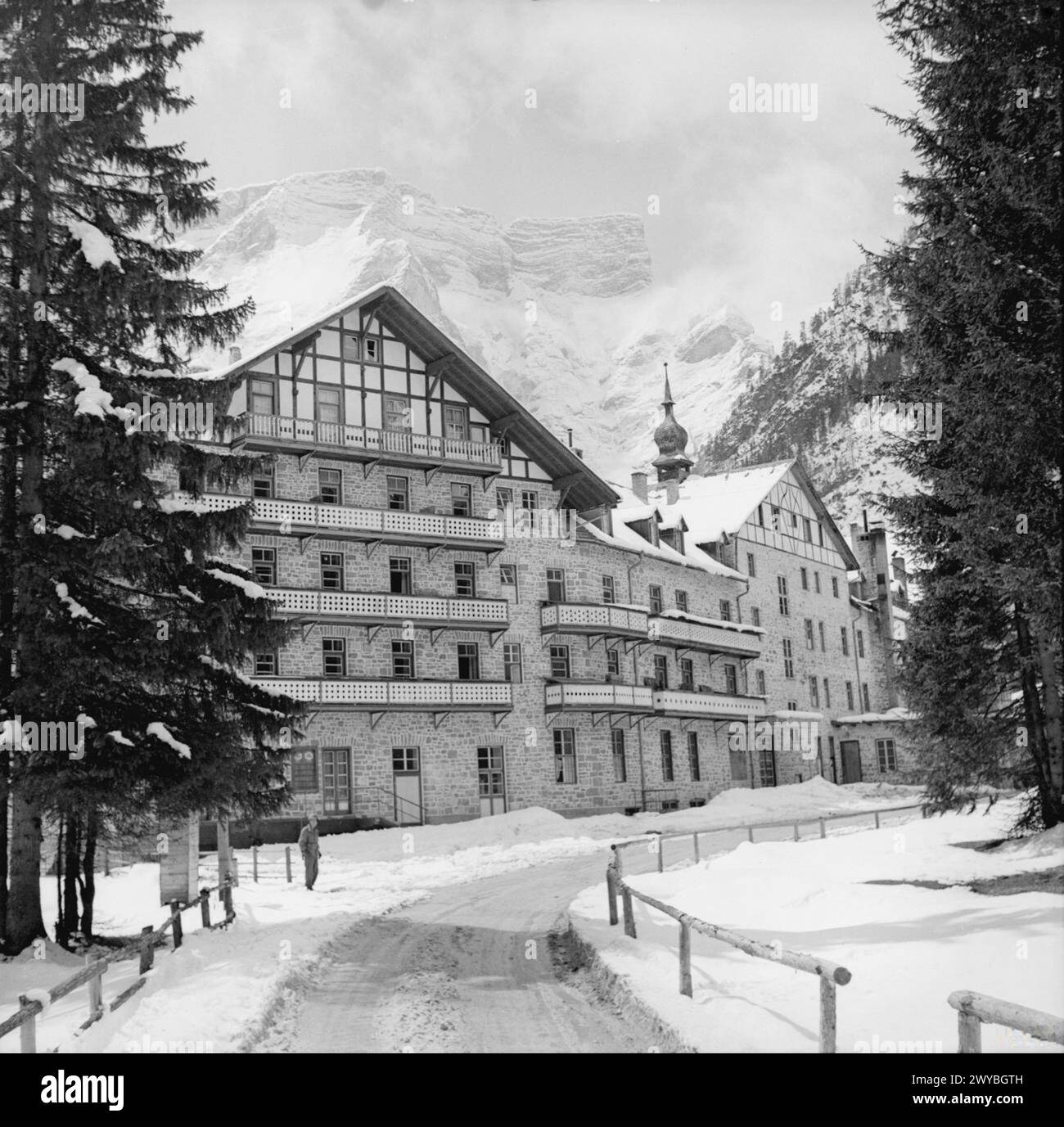 Le bâtiment où étaient détenus les hommes emprisonnés pour opposition au régime nazi est montré, indiquant leur libération après leur détention. Banque D'Images