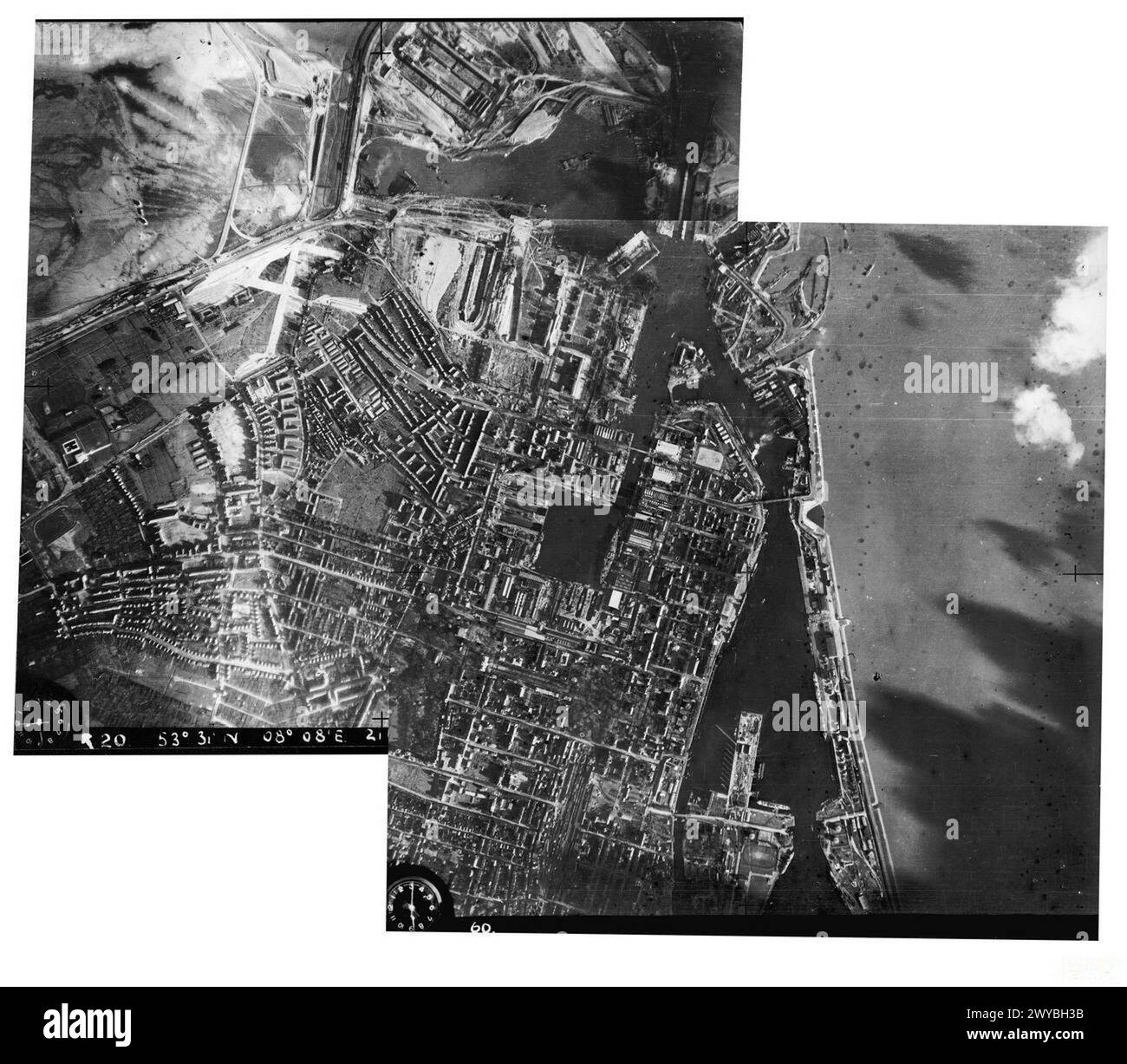 Une mosaïque aérienne de reconnaissance photographique verticale de Wilhelmshaven, en Allemagne, prise à une altitude de 21 000 pieds par un Bristol Blenheim Mark IV du No. 21 Squadron RAF au cours de sa première mission réussie de la guerre mondiale I.L'image capture la moitié ouest de la base navale, y compris Hipper Hafen, Torpedoboots Hafen, Ausrustungshafen, et le nouveau port et les écluses d'entrée en construction. Le cuirassé Tirpitz est visible en équipement à l'arsenal naval, avec la caserne navale et le dépôt de munitions à l'intérieur des terres. Banque D'Images