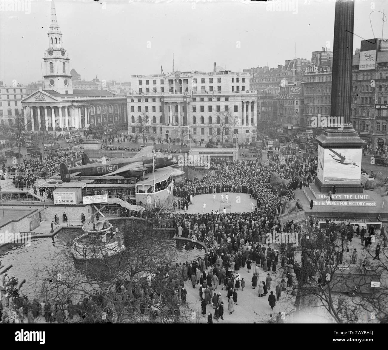 L'Avro Lancaster B Mark I 'O for Orange' L7580 'EM-O' du No. 207 Squadron RAF est exposé à Trafalgar Square, attirant les foules pendant la semaine Wings for Victory, mars 1943. Banque D'Images