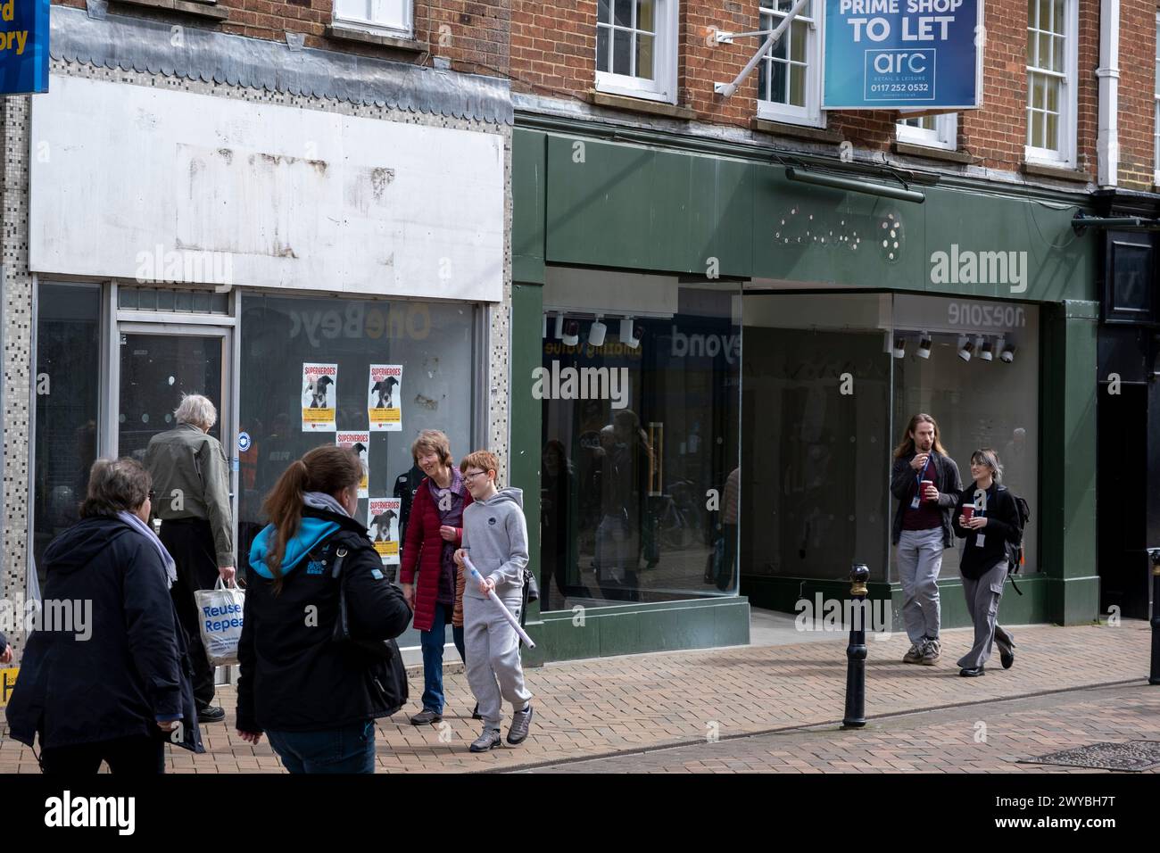 Fermeture de l'espace de vente, un autre exemple du déclin de la grande rue britannique le 2 avril 2024 à Gloucester, Royaume-Uni. Le centre-ville de Gloucester est un exemple du déclin de la grande rue britannique et de ce que certains habitants appellent une «ville mourante» alors que de plus en plus de grands détaillants déménagent et que les espaces de vente ferment, ce qui a un impact sur les emplois dans la région. Plusieurs facteurs contributifs s’alignent pour aboutir à un déclin des rues élevées, notamment la crise du coût de la vie, la compression des revenus des ménages en raison de l’inflation et la chute de la livre après le Brexit, un passage aux achats en ligne, la hausse des loyers Banque D'Images