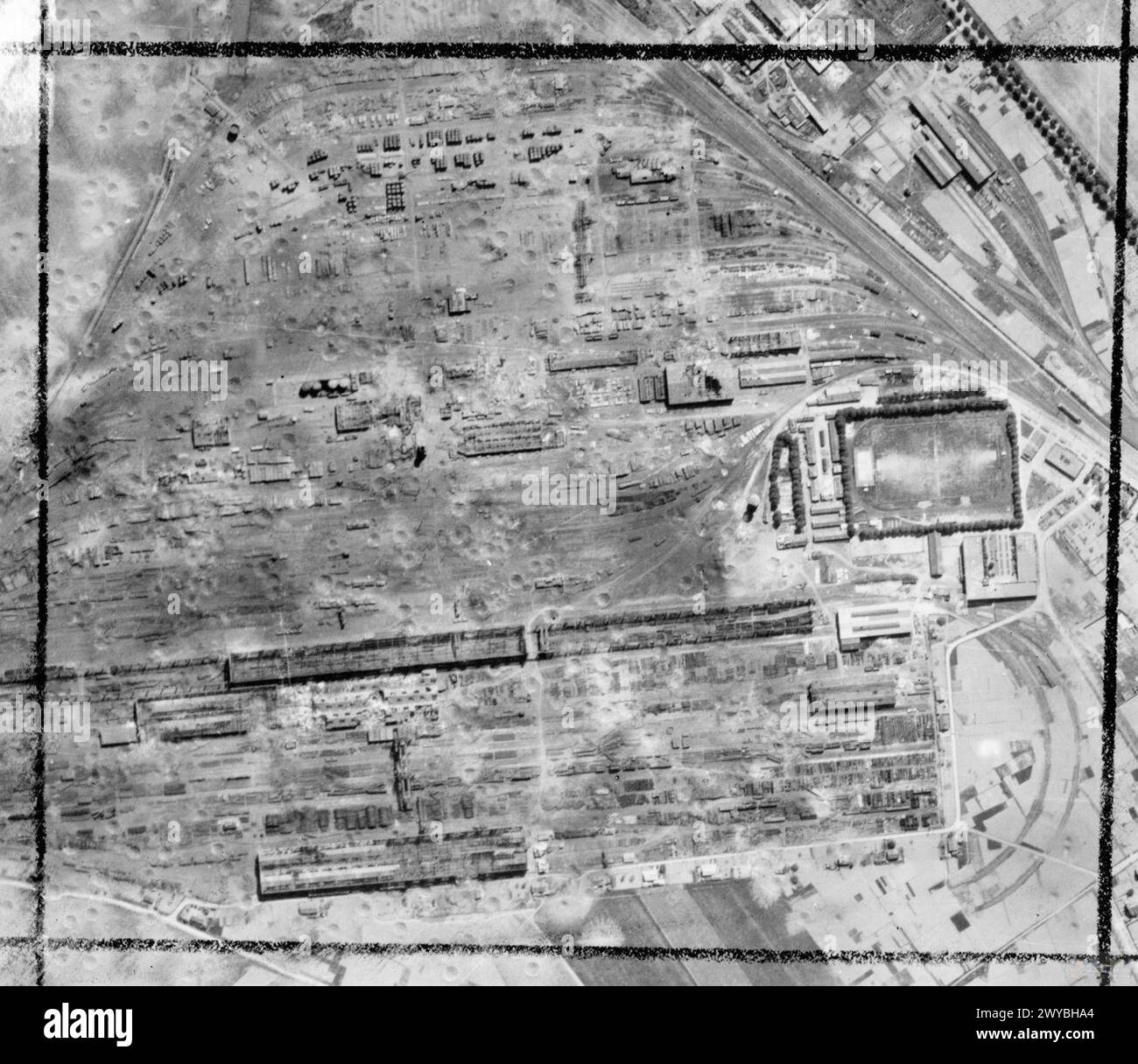 La reconnaissance aérienne du dépôt ferroviaire de Chambly en France montre la destruction de 500 bombes hautement explosives après un raid du Bomber Command par 120 avions des groupes Nos 3 et 8, les 1er et 2 mai 1944. Banque D'Images