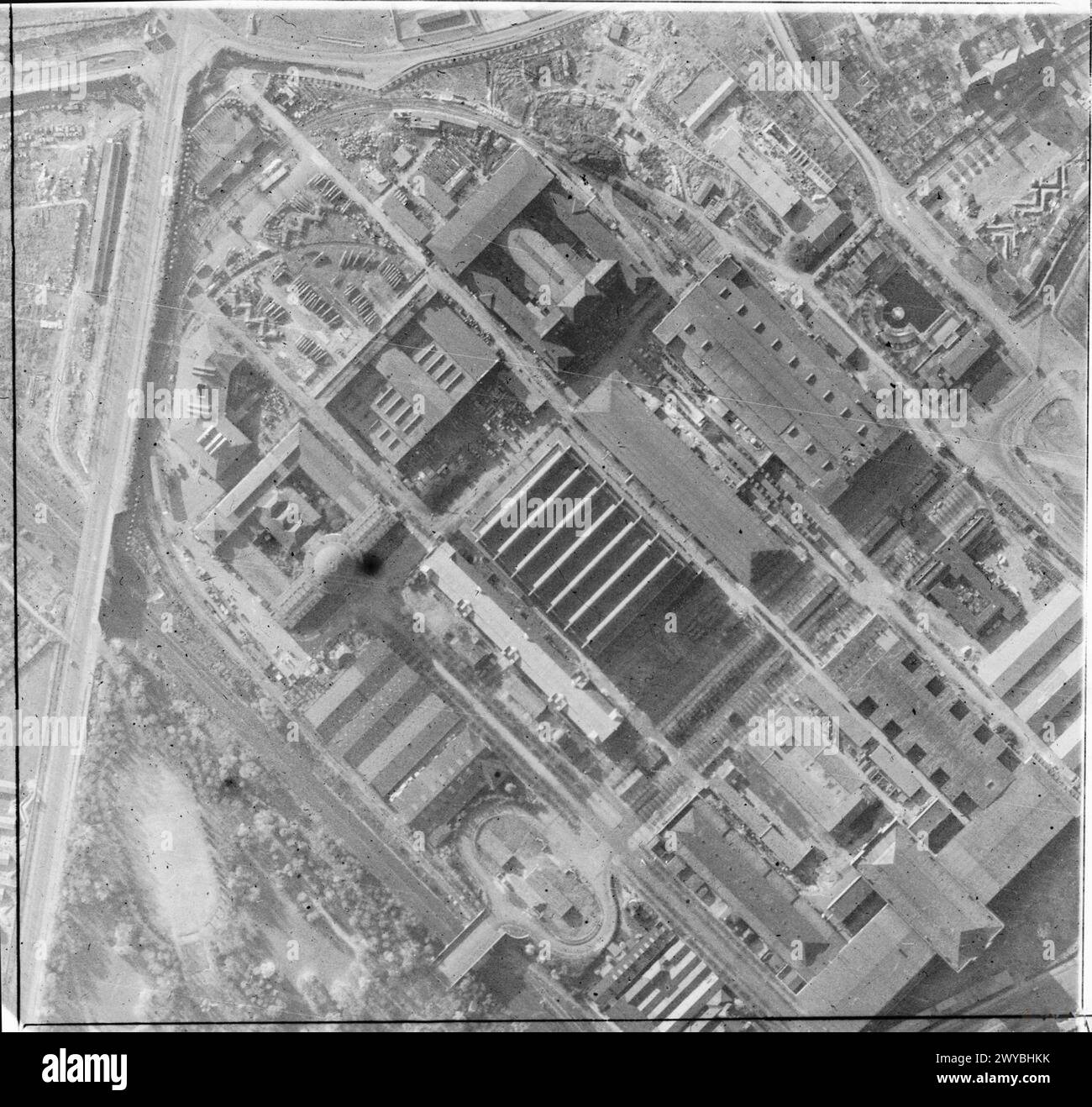 Une photographie aérienne verticale montre des bâtiments intacts du Trade Exhibition Centre de Leipzig avant le raid du Bomber Command de la RAF le 3/4 décembre 1943, prise par les Photographic reconnaissance Units. Banque D'Images