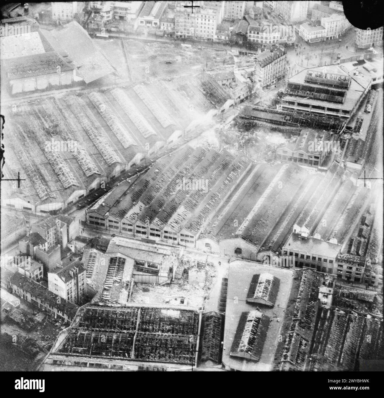 Reconnaissance photographique oblique du de Havilland Mosquito PR Mark I W4060 du n° 1 PRU montrant l'épave de Renault Works à Boulogne-Billancourt après un raid nocturne du Bomber Command le 3-4 mars 1942, avec d'importants dommages à l'usine et une interruption de la production. Banque D'Images