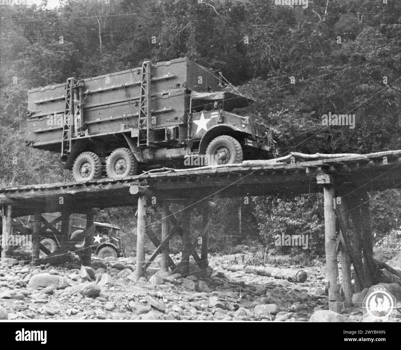 Un camion transportant des pontons arrive sur le site d'un pont flottant Bailey de 1 100 pieds au-dessus de la rivière Chindwin, construit après la prise de Kalewa le 2 décembre 1944. Banque D'Images