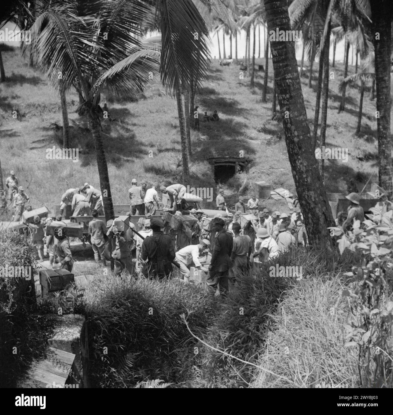Après la reddition des forces japonaises, les troupes japonaises collectent des armes et des munitions pour les remettre aux forces britanniques dans les îles Andaman, en 1945. Banque D'Images