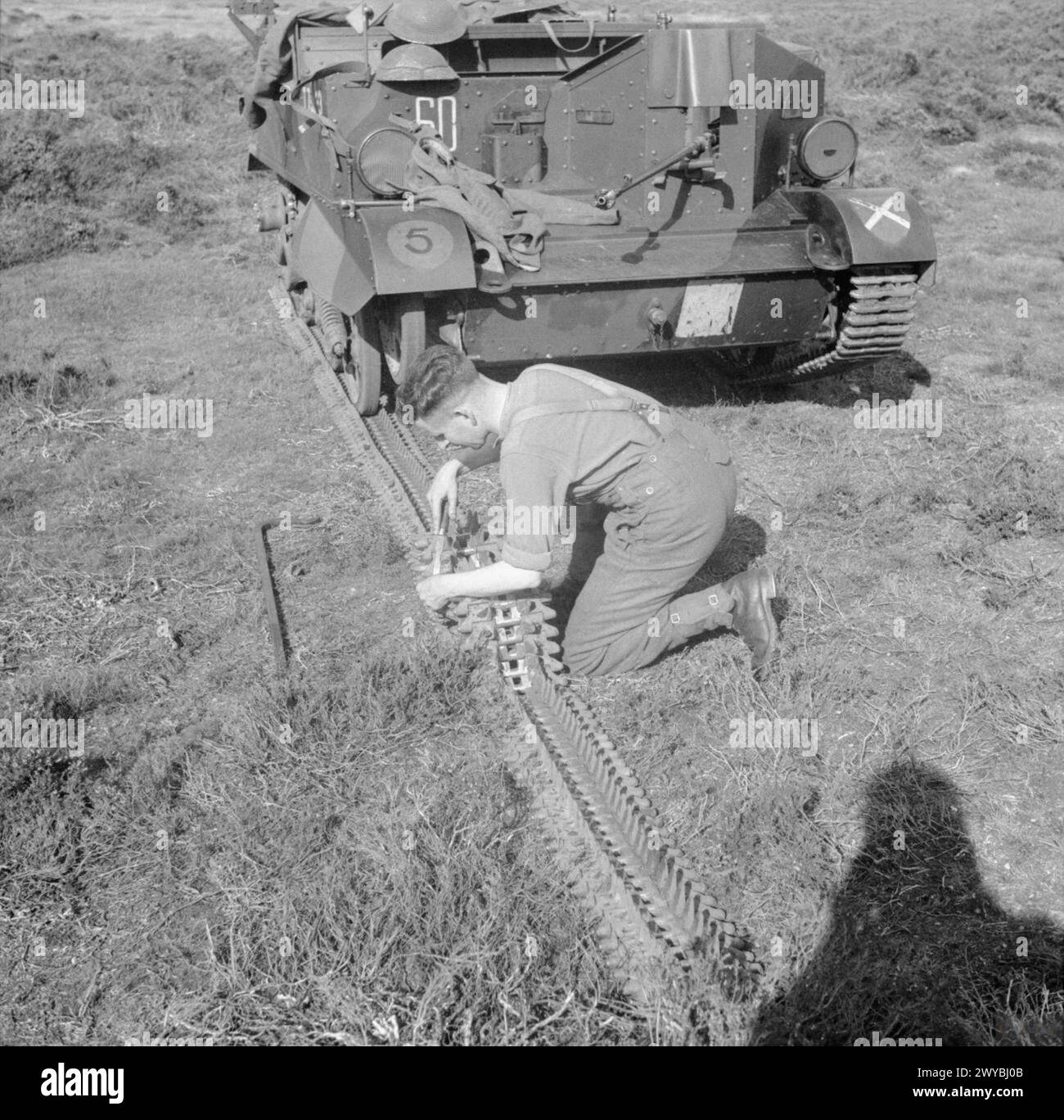 L'ARMÉE BRITANNIQUE AU ROYAUME-UNI 1939-45 - fixation de la trace d'un porte-avions universel ou "Bren Gun" Mk I, 28 août 1942. , Banque D'Images