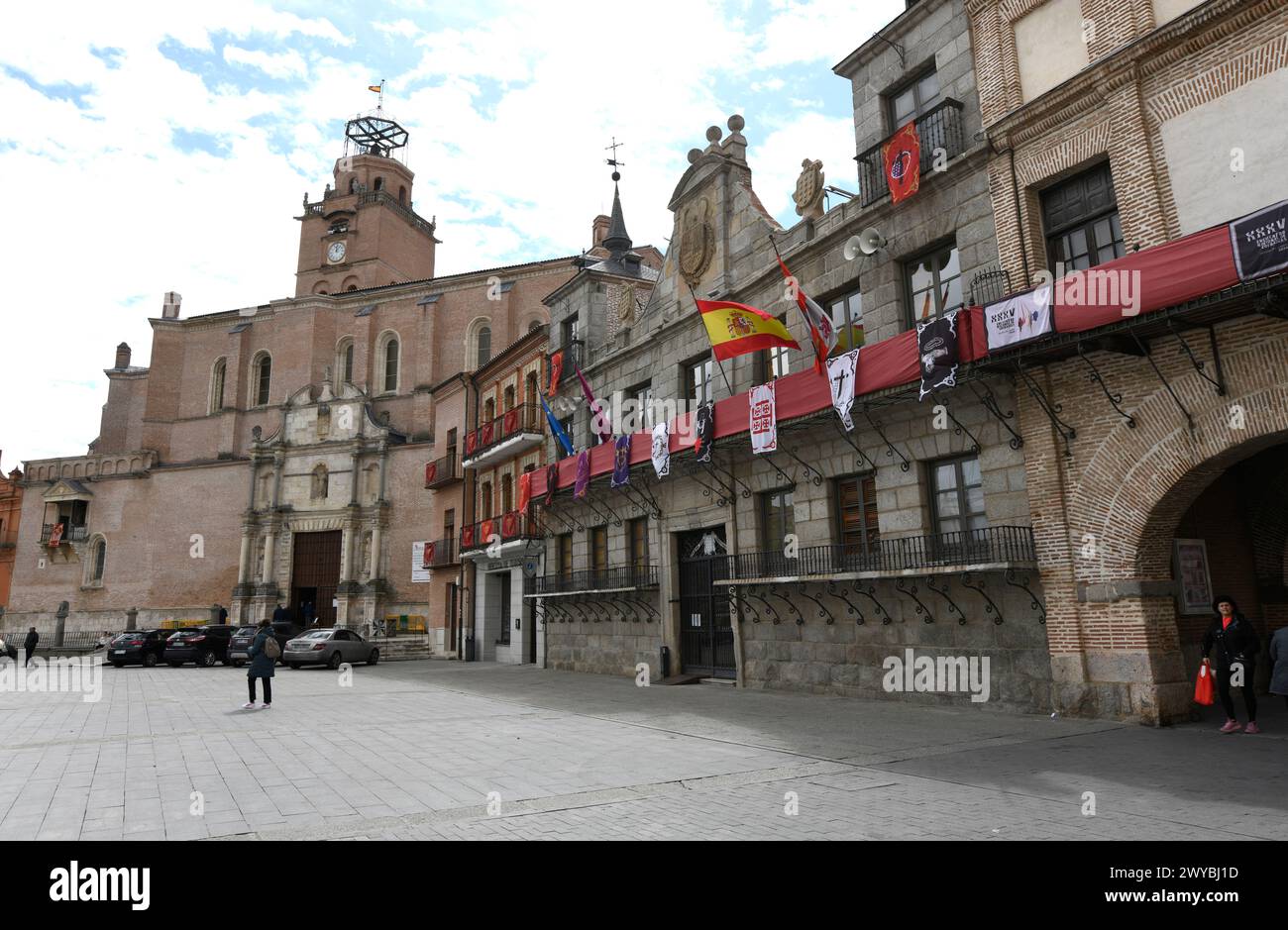 Medina del Campo, Hôtel de ville et Colegiata de San Antolin. Valladolid, Castilla y Leon, Espagne. Banque D'Images