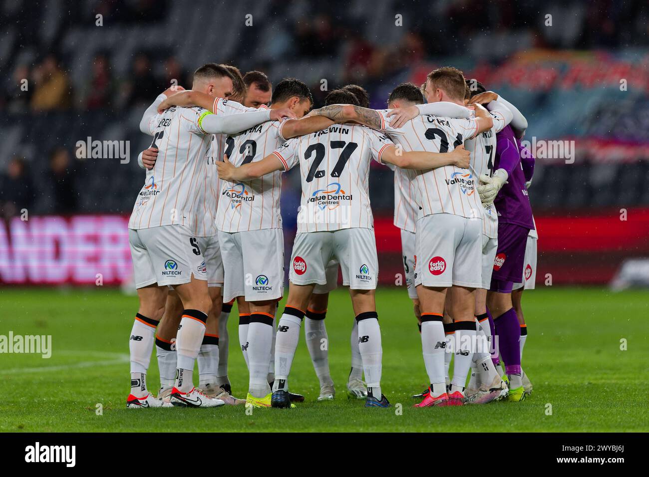 Sydney, Australie. 05th Apr, 2024. Les joueurs de Brisbane Roar forment un caucus avant le match de A-League Men Rd23 entre les Wanderers et Brisbane Roar au CommBank Stadium le 5 avril 2024 à Sydney, Australie crédit : IOIO IMAGES/Alamy Live News Banque D'Images